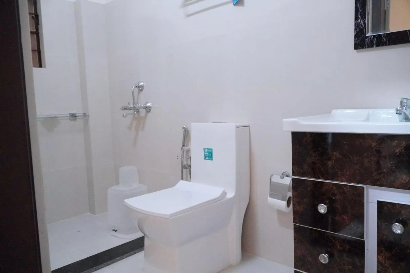 Shower in ROYALTY GLOBAL HOMESTAY