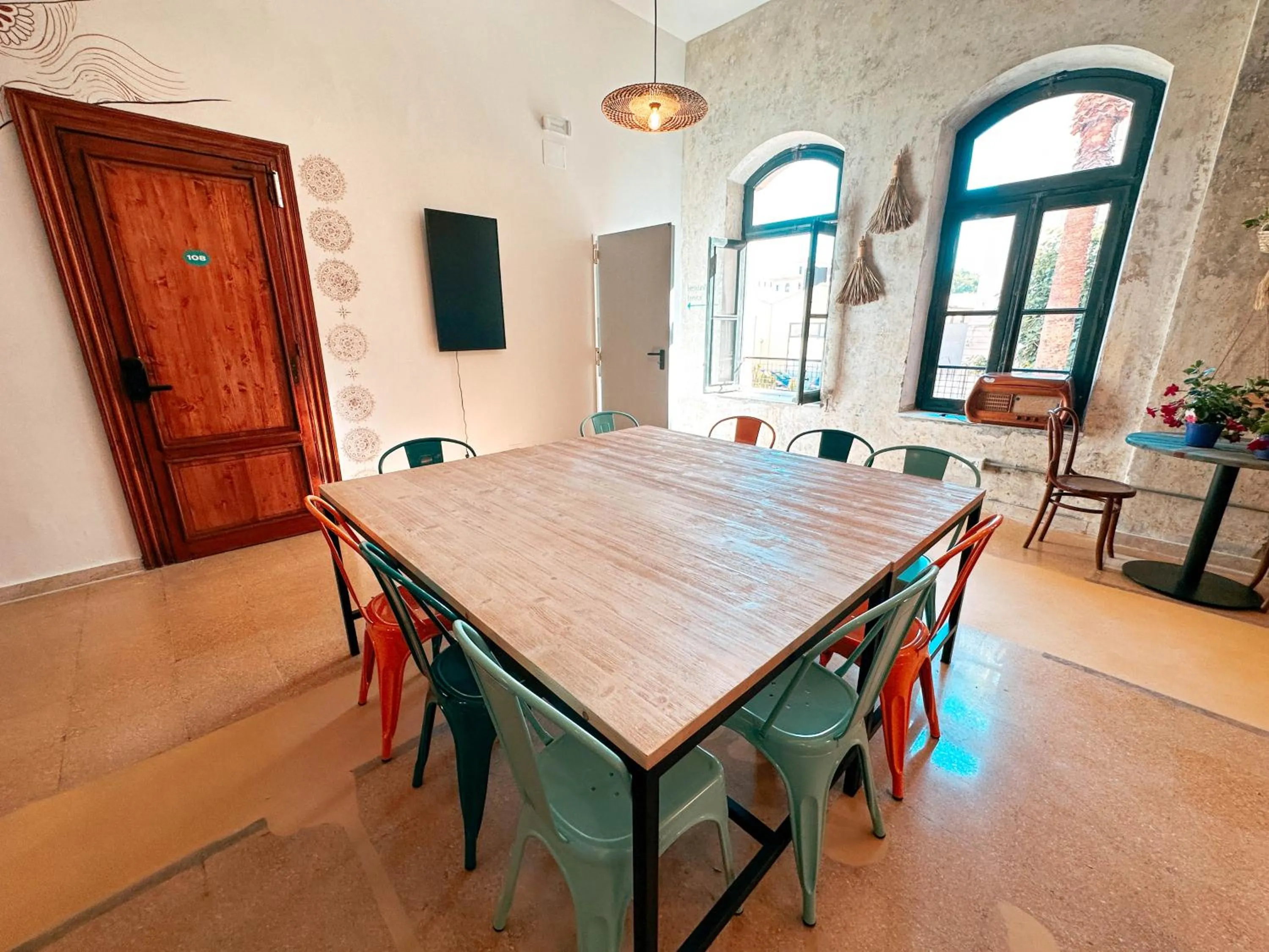 Dining area in Ostello Bello Palermo