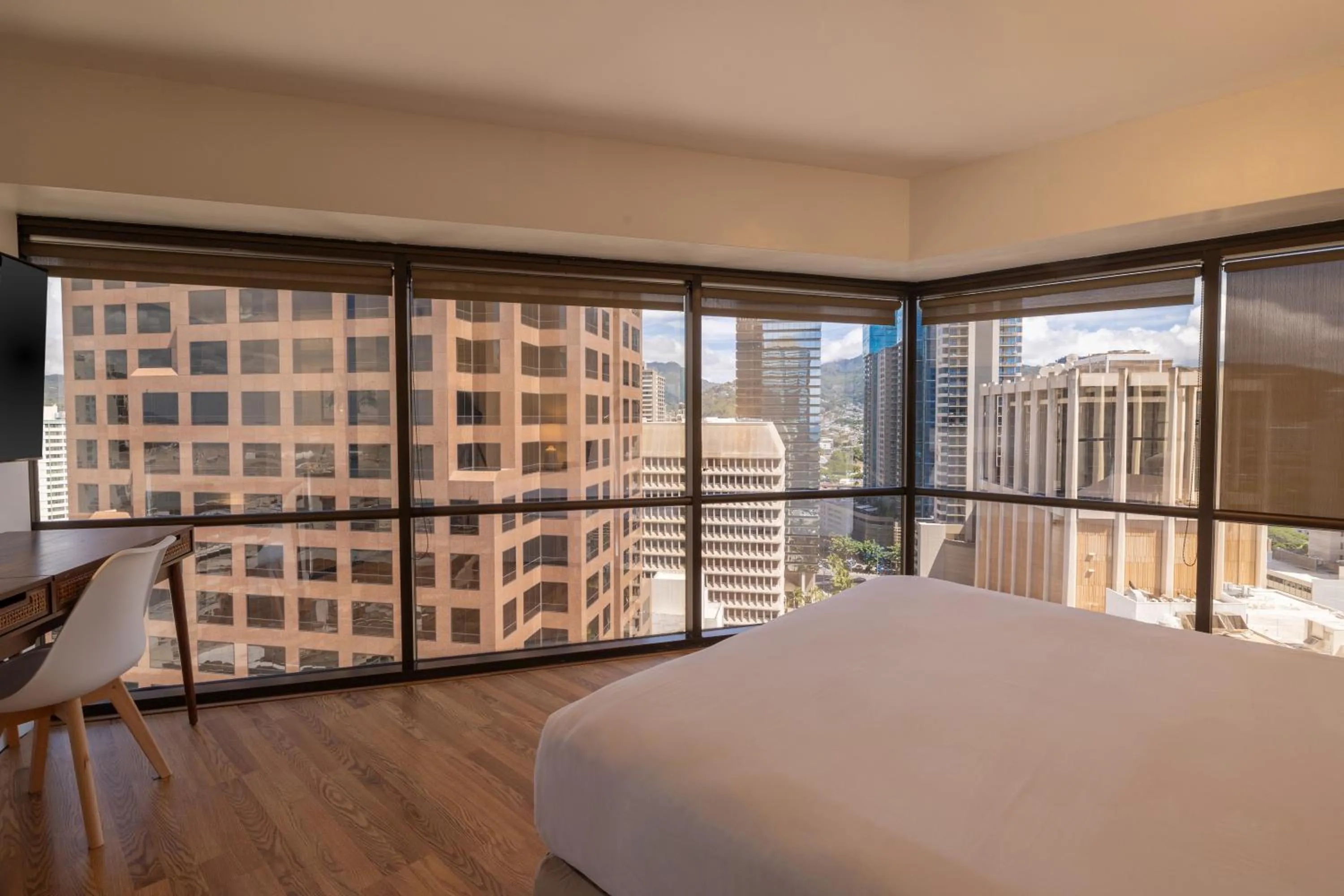 Mountain view, Bed in Bishop Suites at Executive Centre