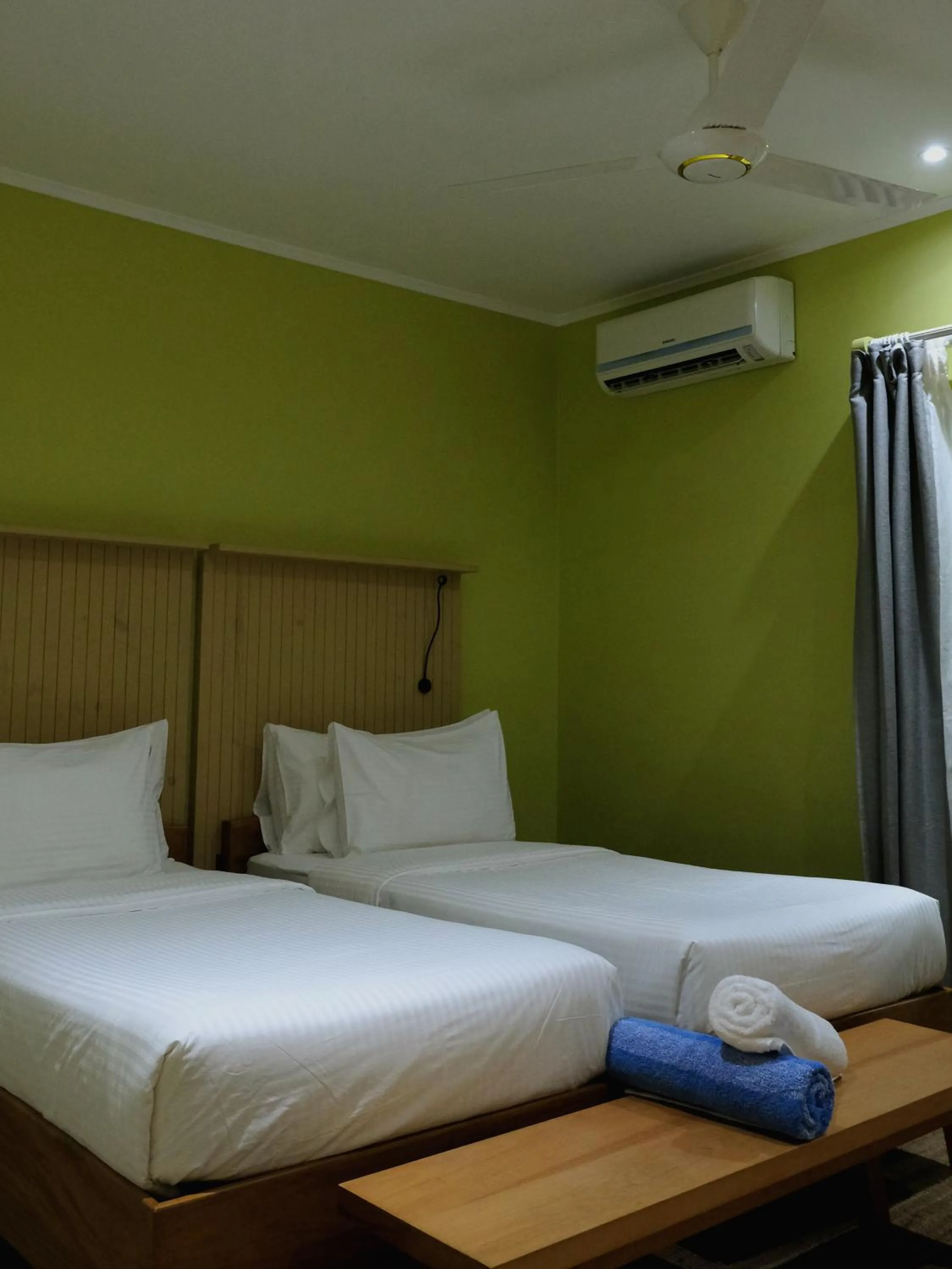 Bedroom, Bed in Residence Praslinoise