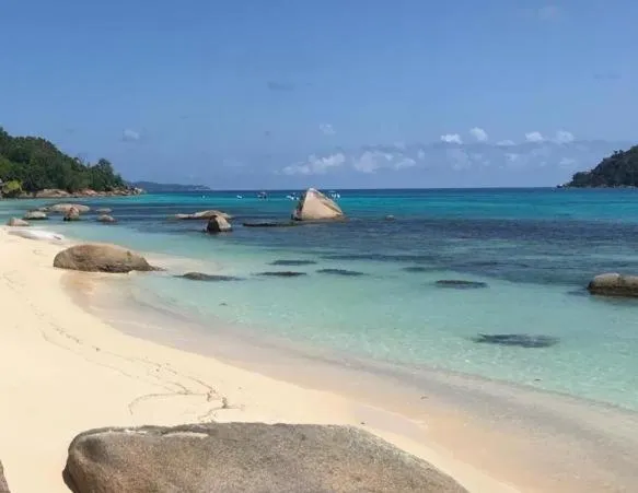 Beach in Residence Praslinoise