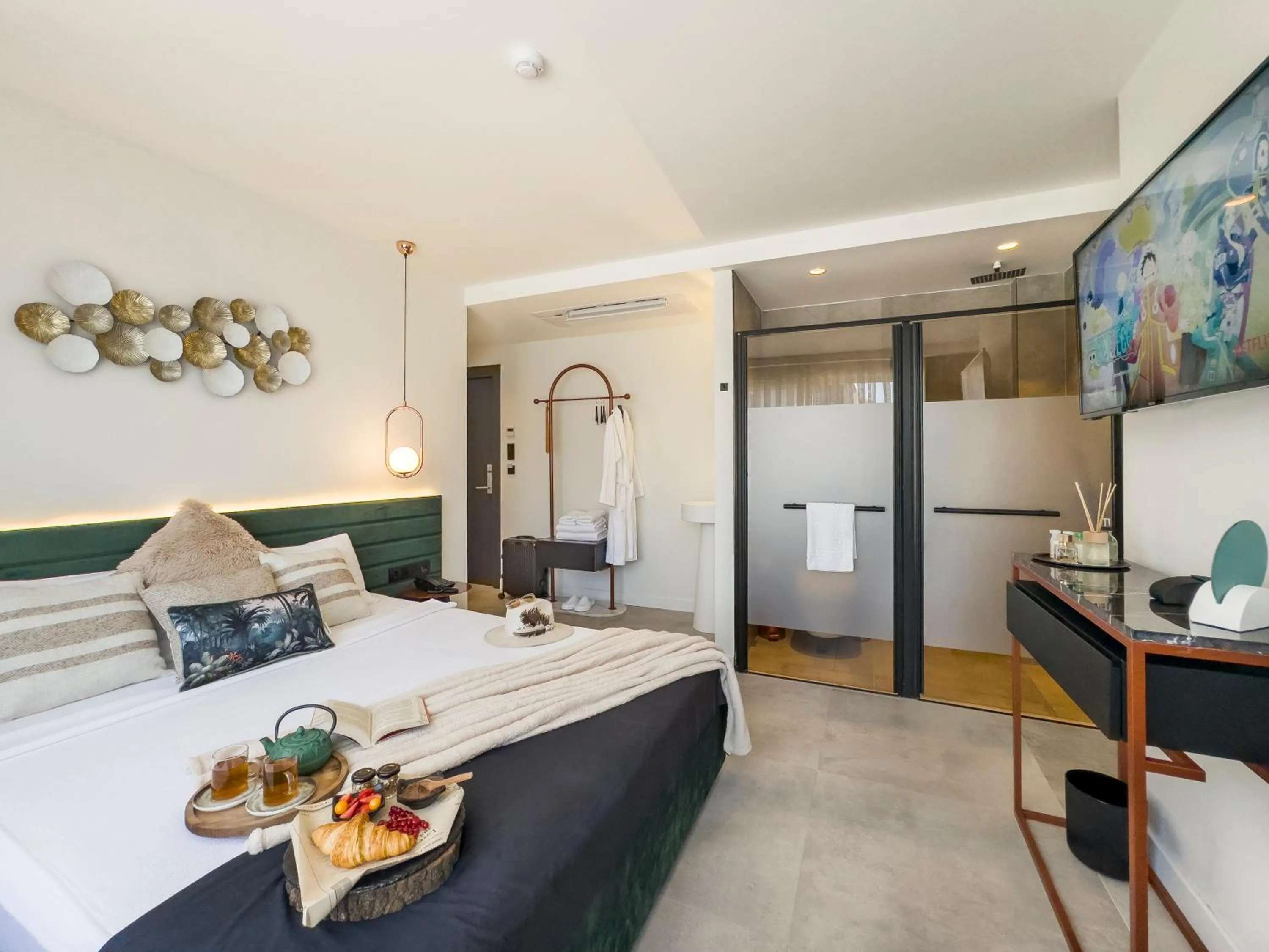 Shower, Bed in Luff Living - Adult Only 12 Plus