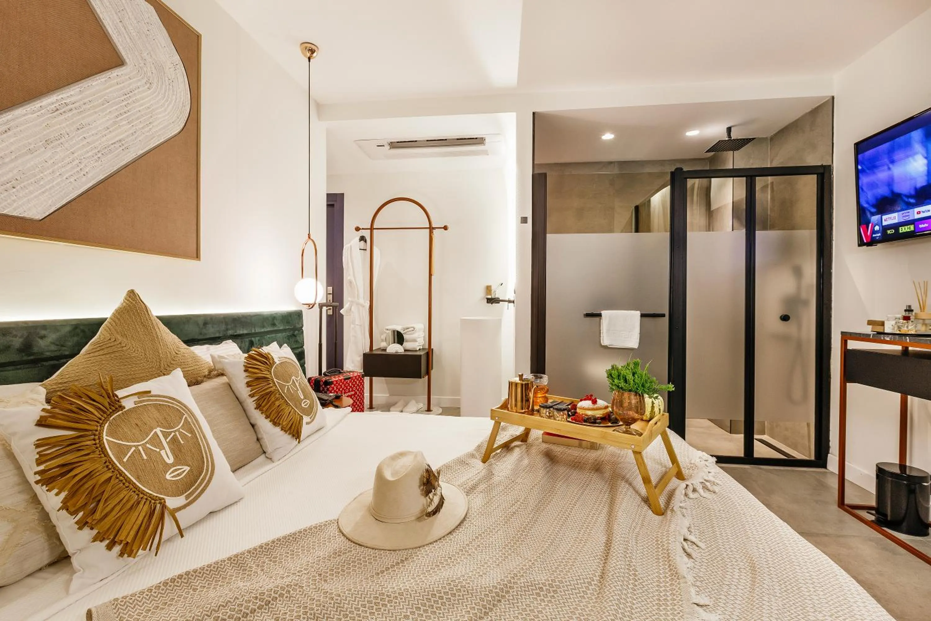 Shower, Bed in Luff Living - Adult Only 12 Plus