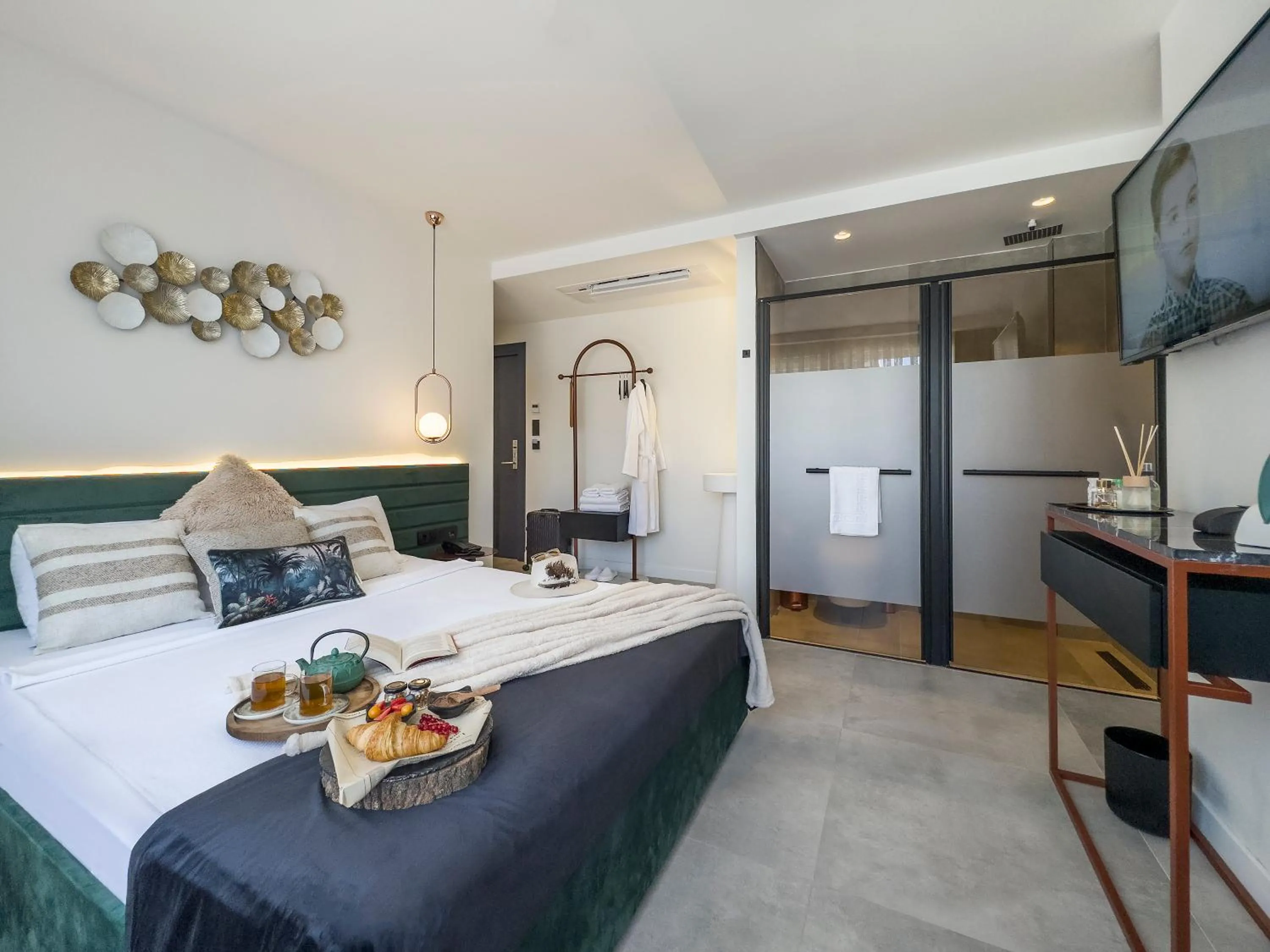 Shower, Bed in Luff Living - Adult Only 12 Plus