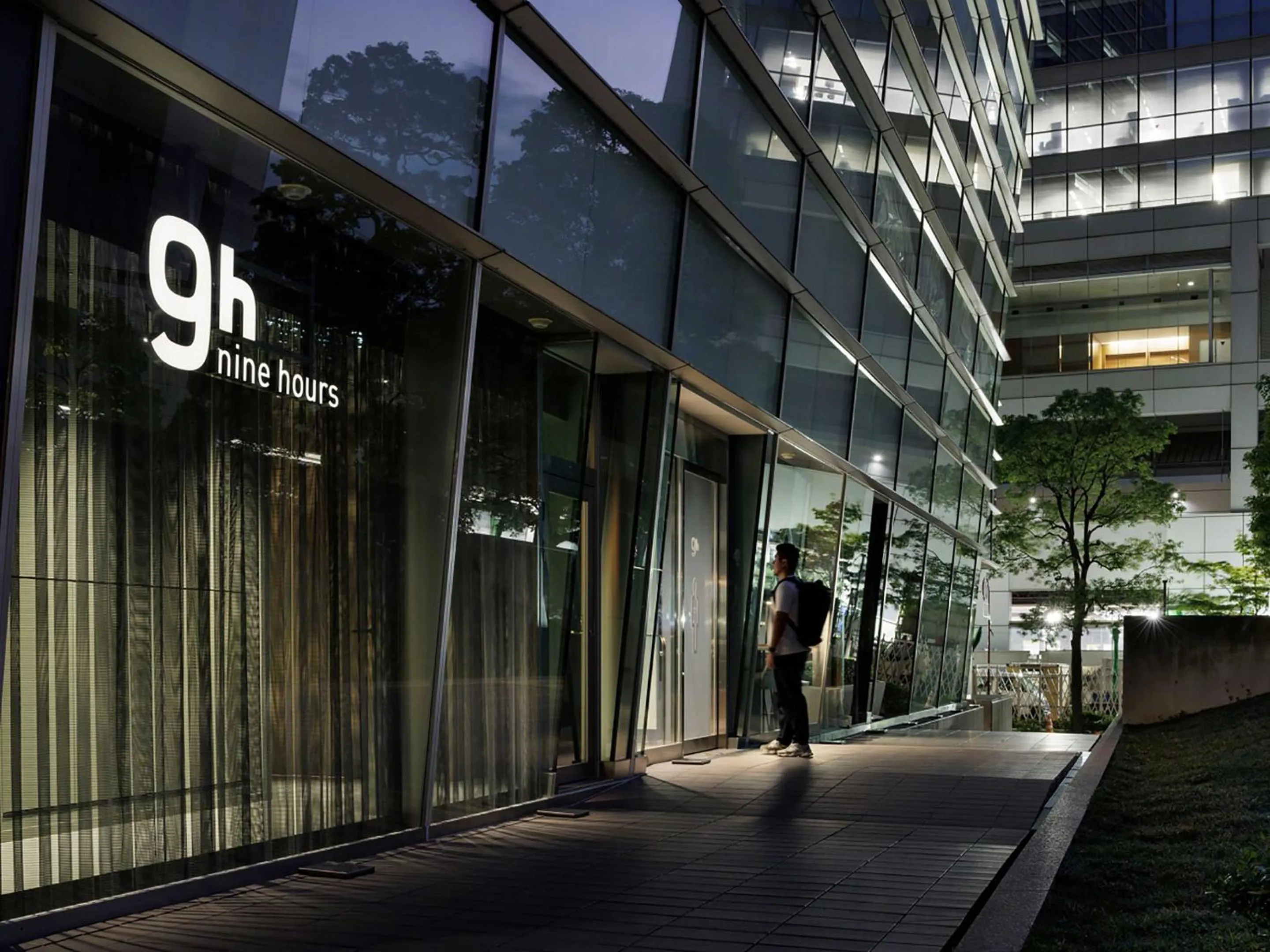 Facade/entrance in 9h nine hours Shinagawa station for men