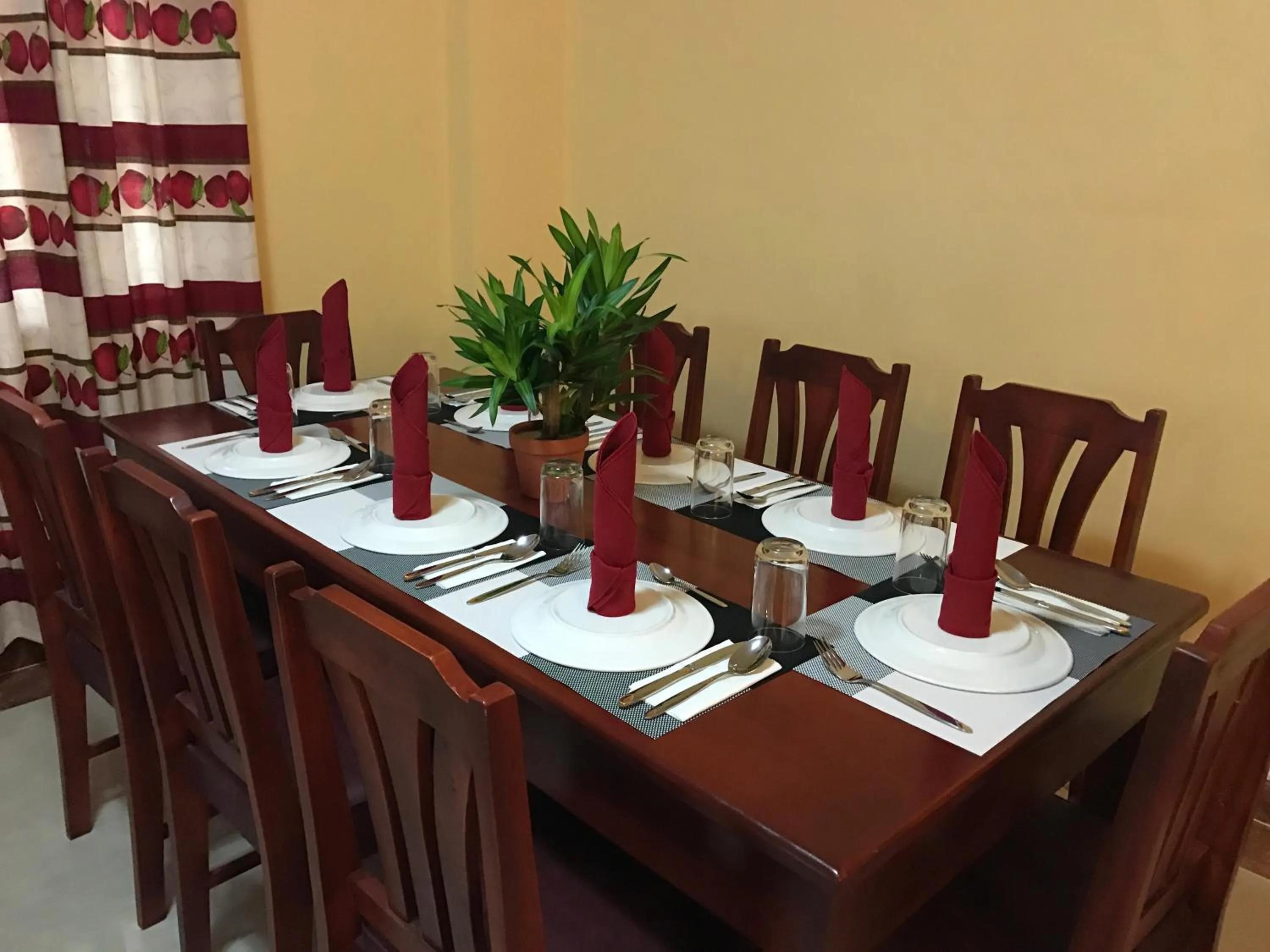 Restaurant/places to eat in TGH Guest House Badian