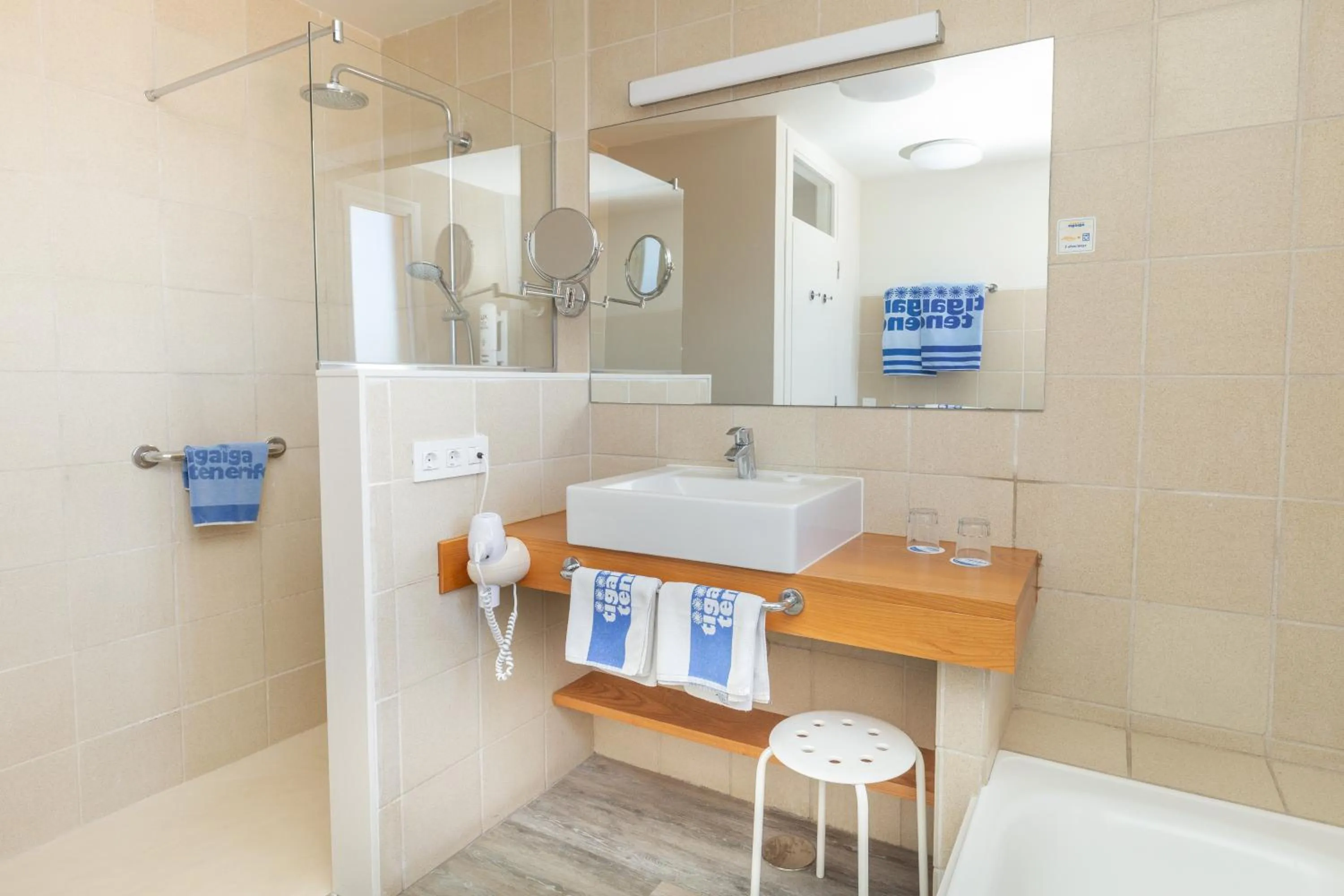 Bathroom in Apartamentos Tigaiga Suites