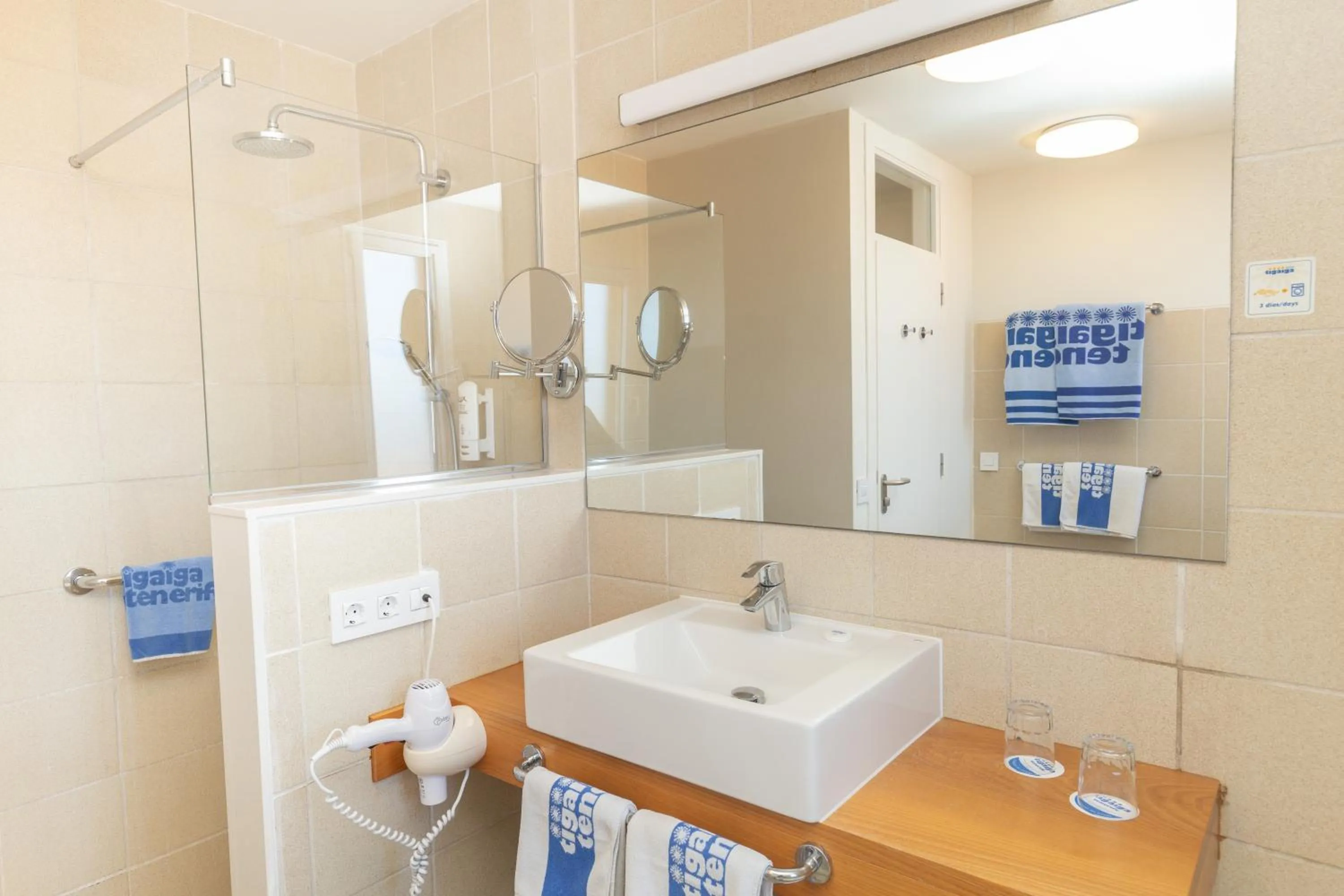 Bathroom in Apartamentos Tigaiga Suites