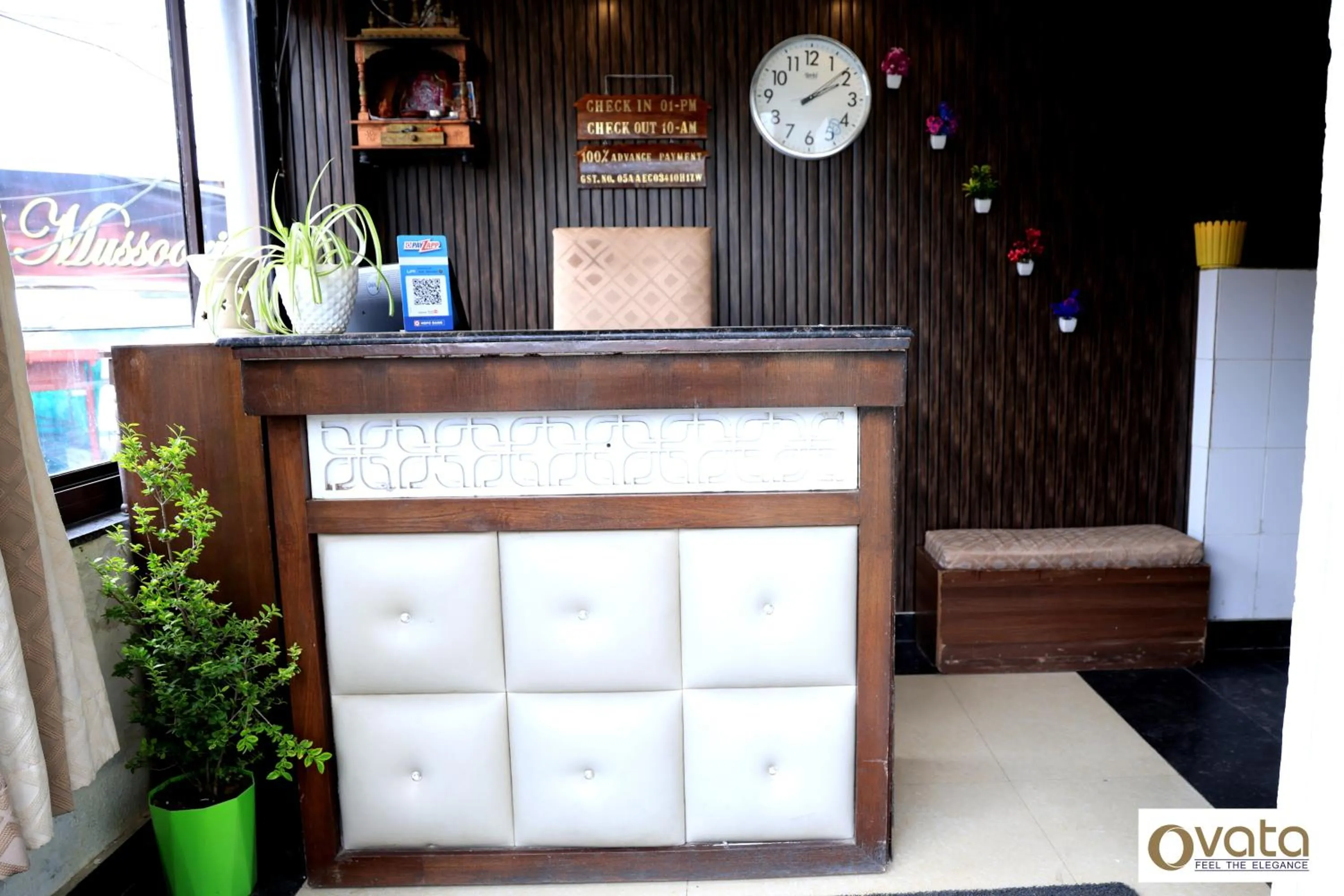 Lobby or reception in Hotel Himshri Mall Road By Ovata