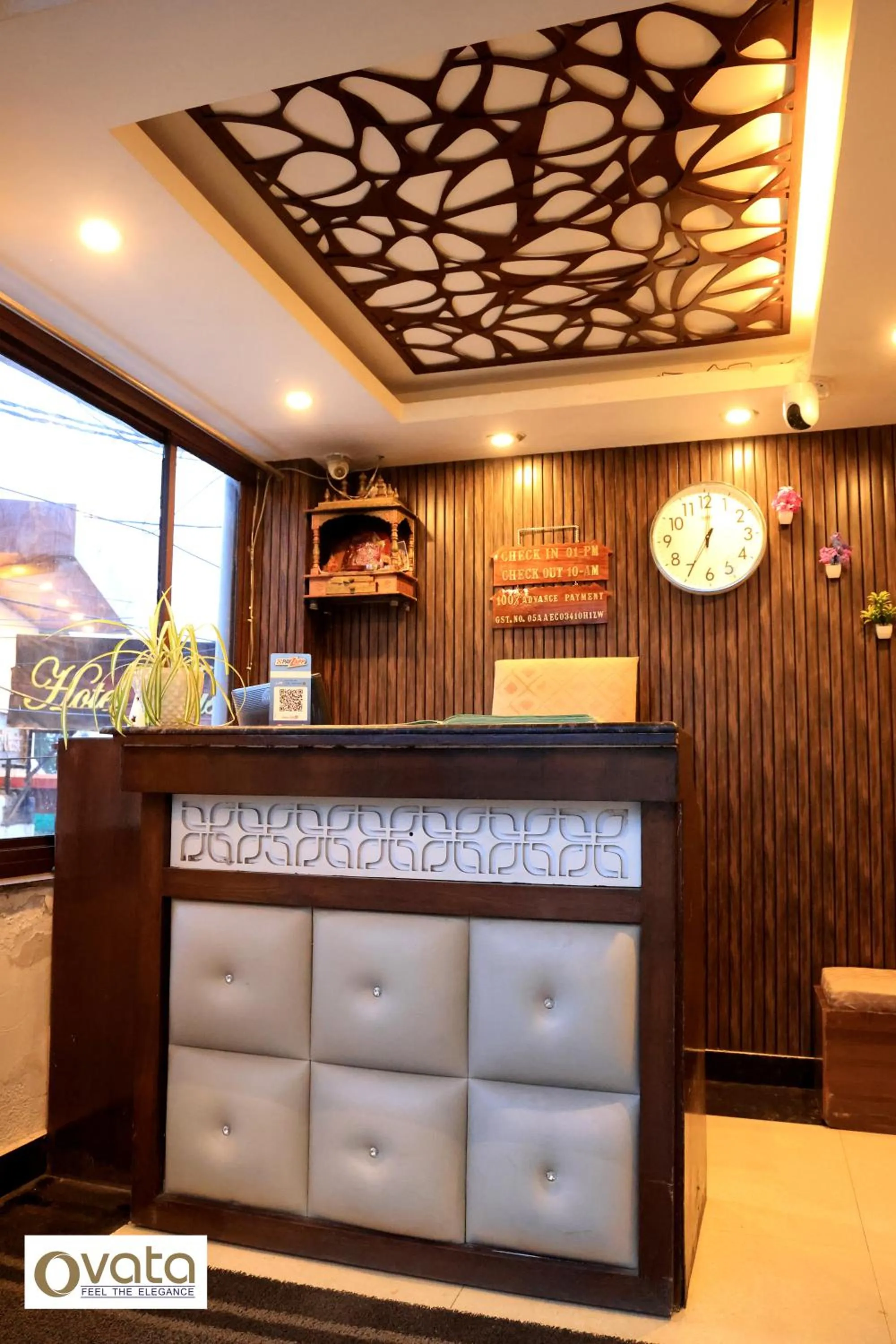 Lobby or reception in Hotel Himshri Mall Road By Ovata