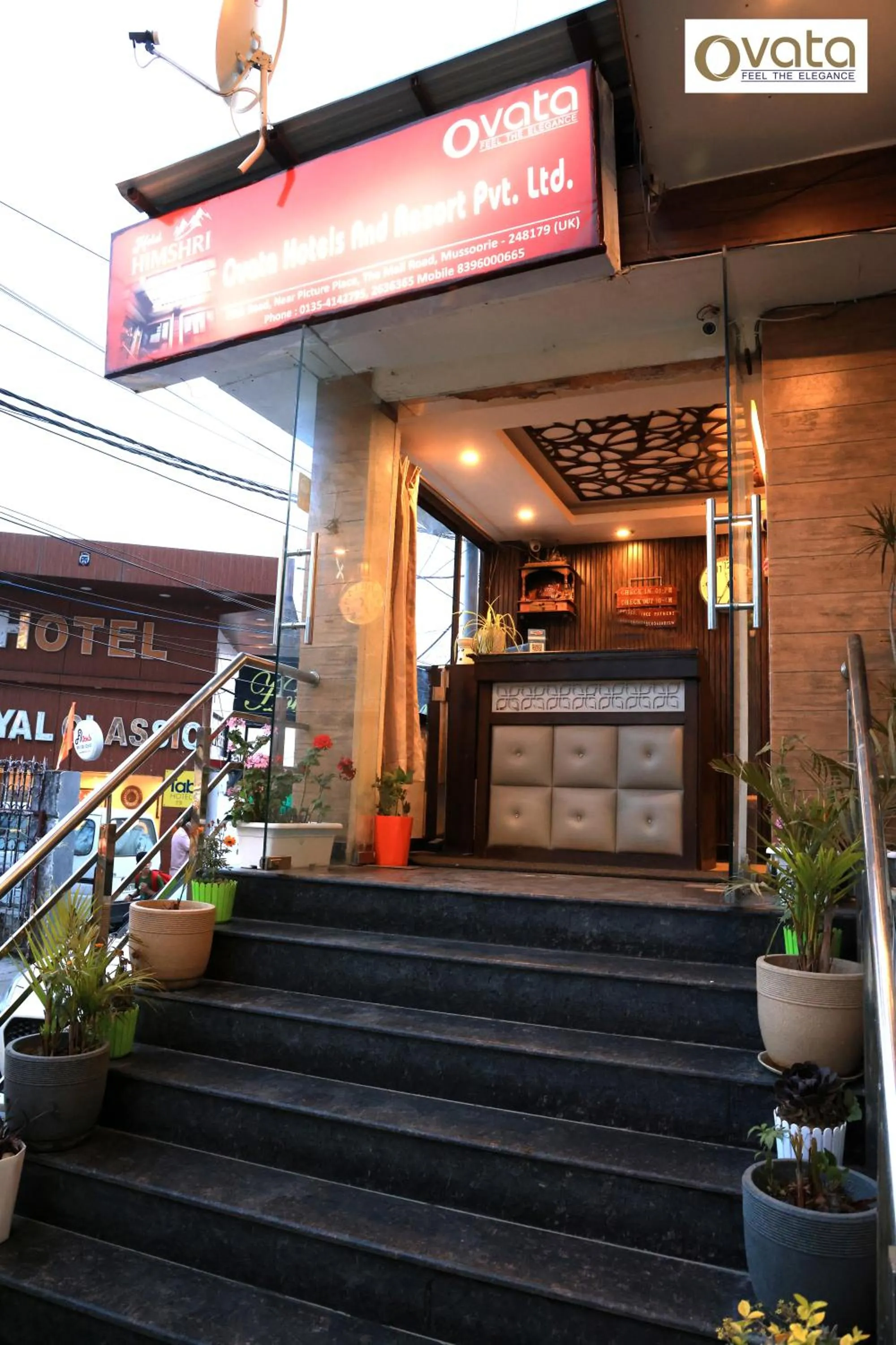 Lobby or reception in Hotel Himshri Mall Road By Ovata