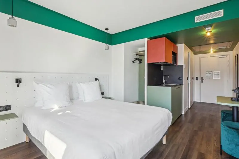 Bed in All Suites Appart Hôtel et Hôtel - Paris 13 - Porte d'Italie