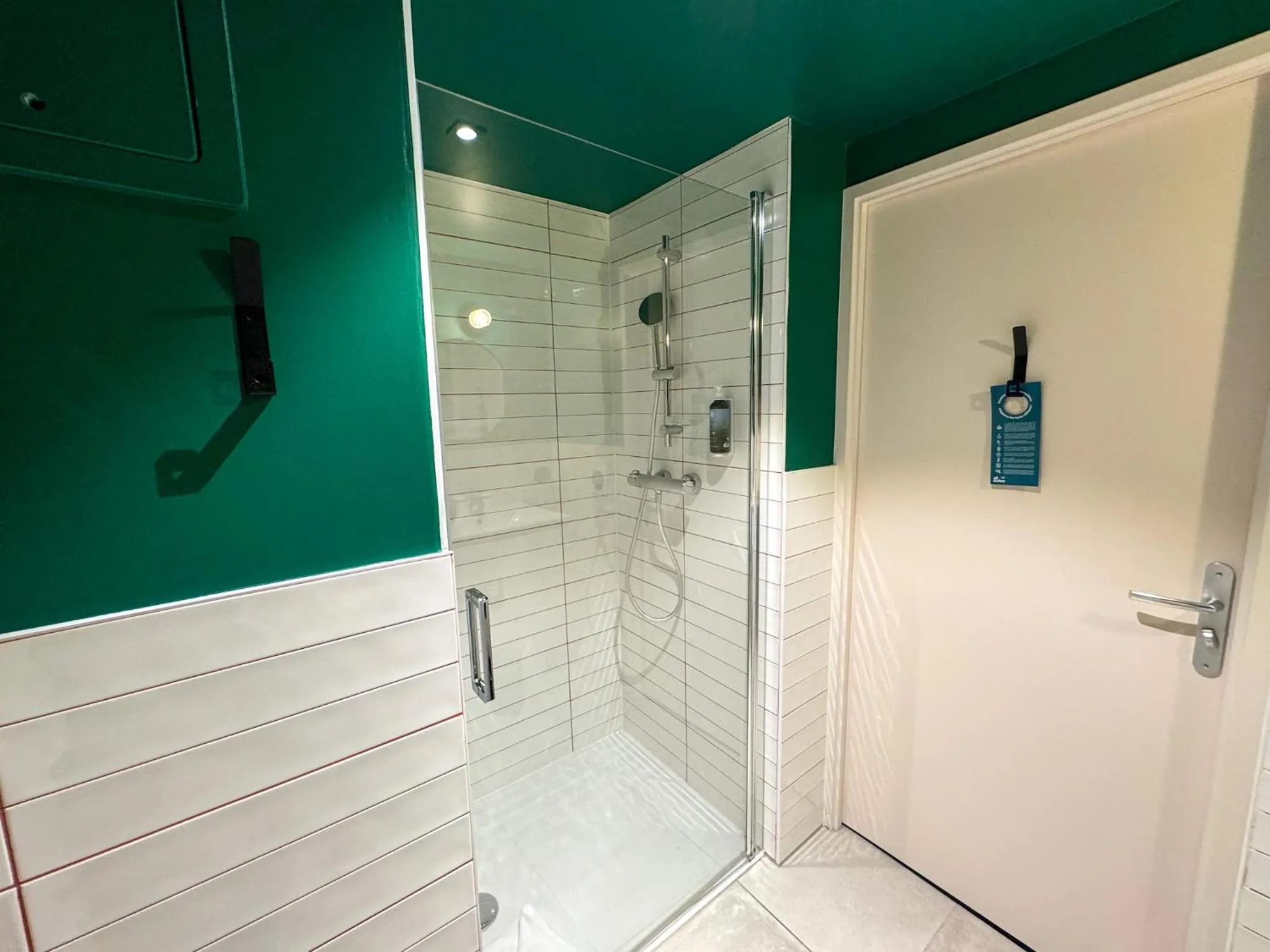 Shower in All Suites Appart Hôtel et Hôtel - Paris 13 - Porte d'Italie