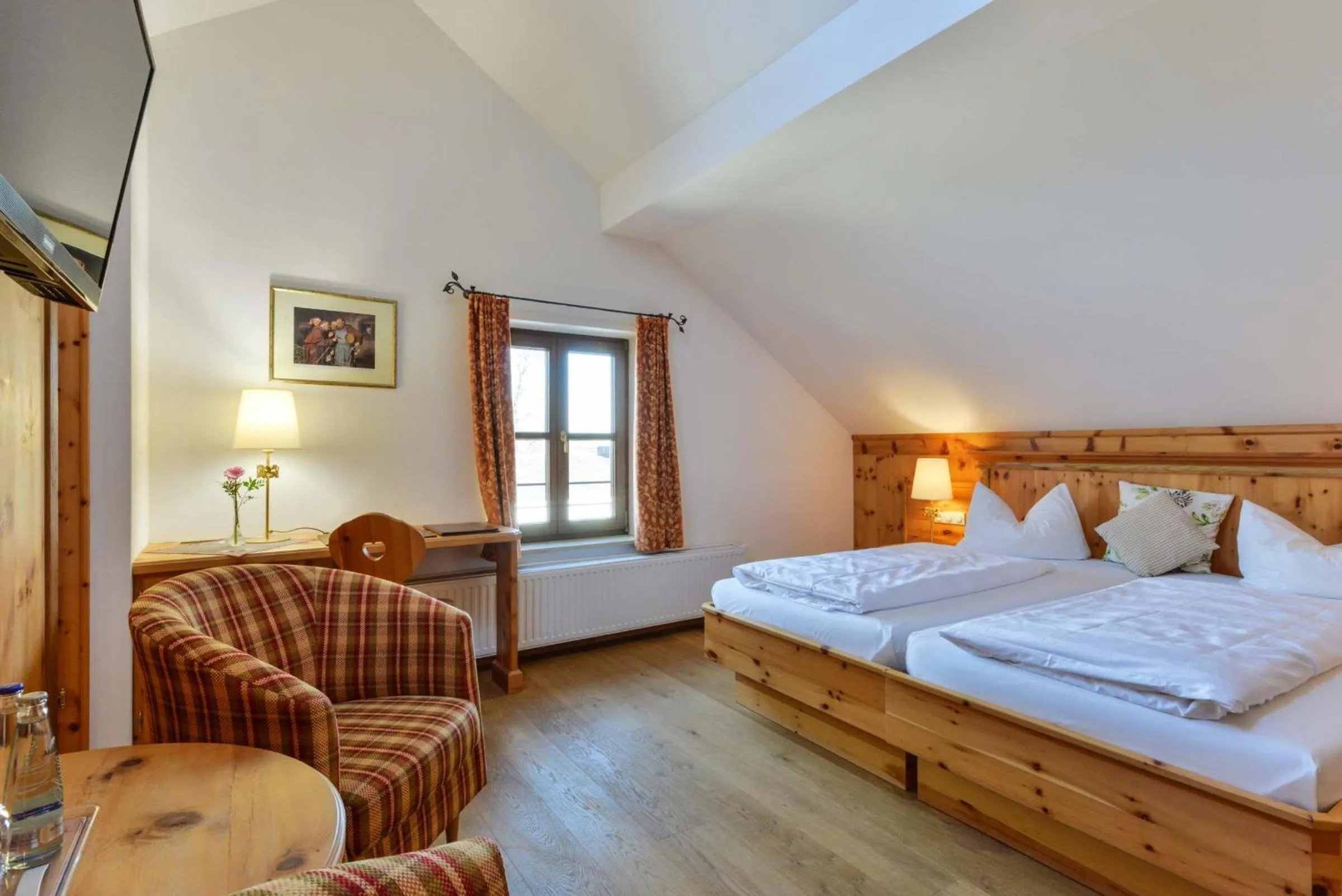 Bed in Landgasthof zum Erdinger Weissbräu