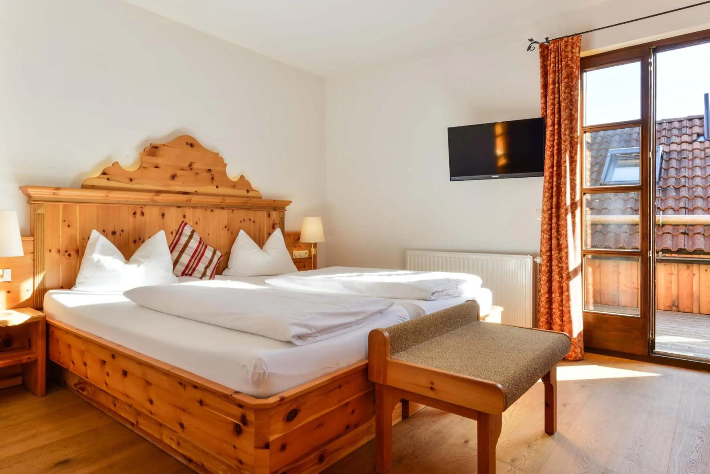 Bed in Landgasthof zum Erdinger Weissbräu