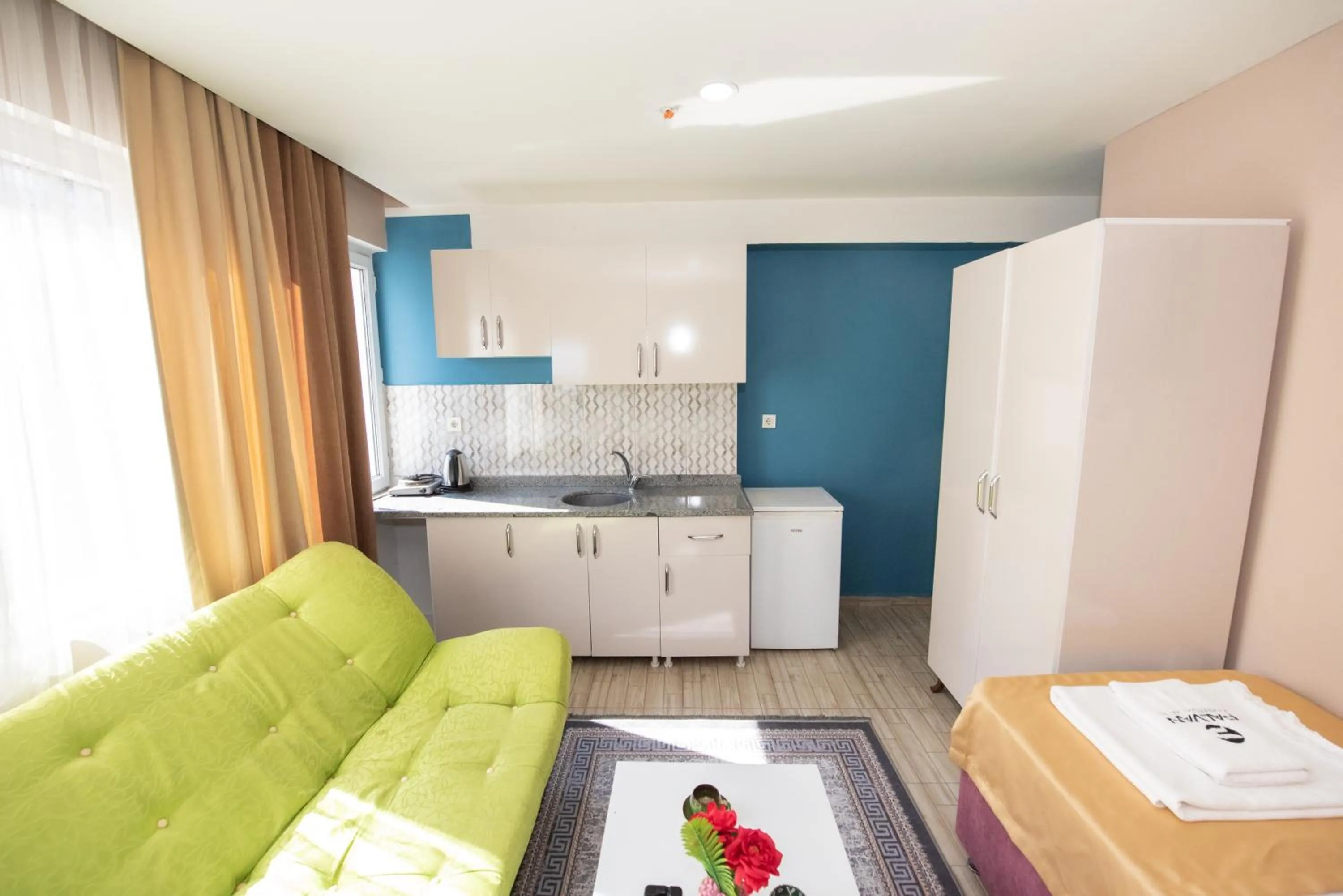 Seating area, Kitchen/Kitchenette in Palvan Hotel