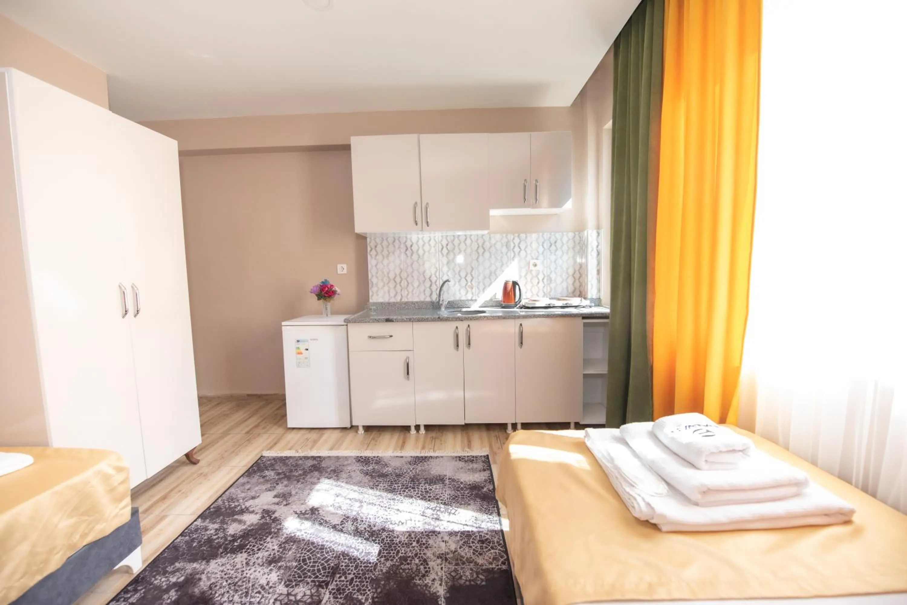 wardrobe, Kitchen/Kitchenette in Palvan Hotel