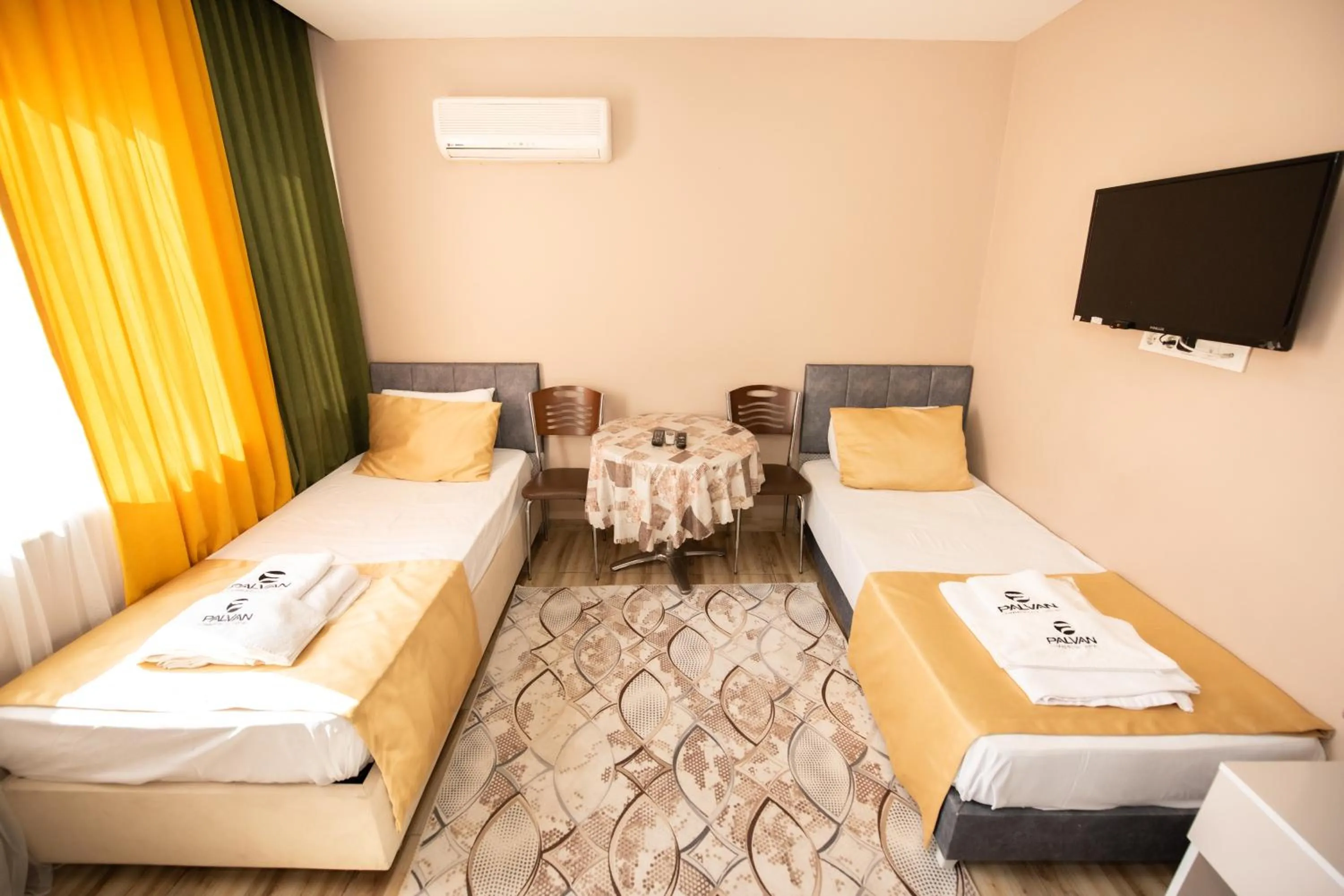 Bed, Restaurant/Places to Eat in Palvan Hotel