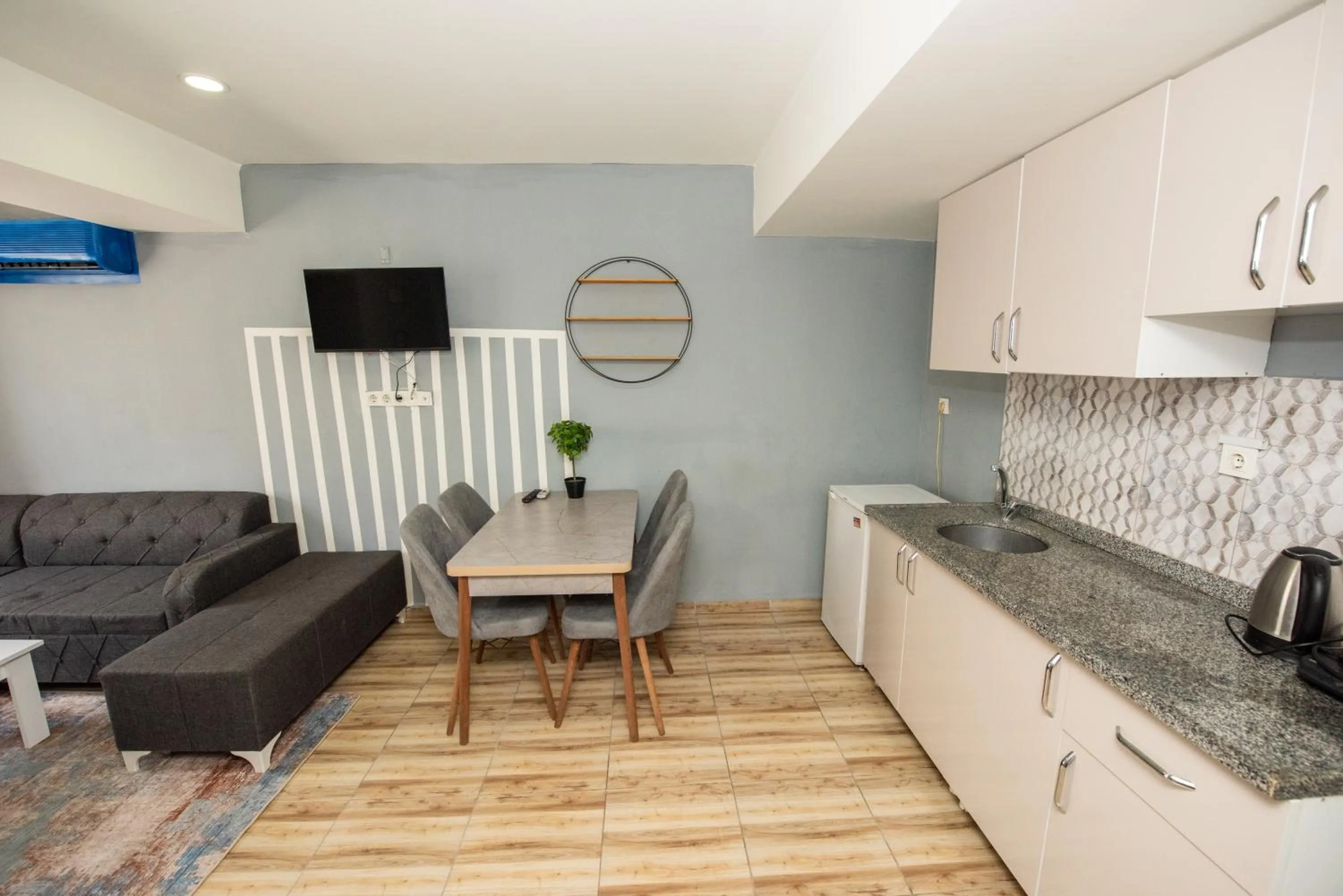 Dining area, Kitchen/Kitchenette in Palvan Hotel