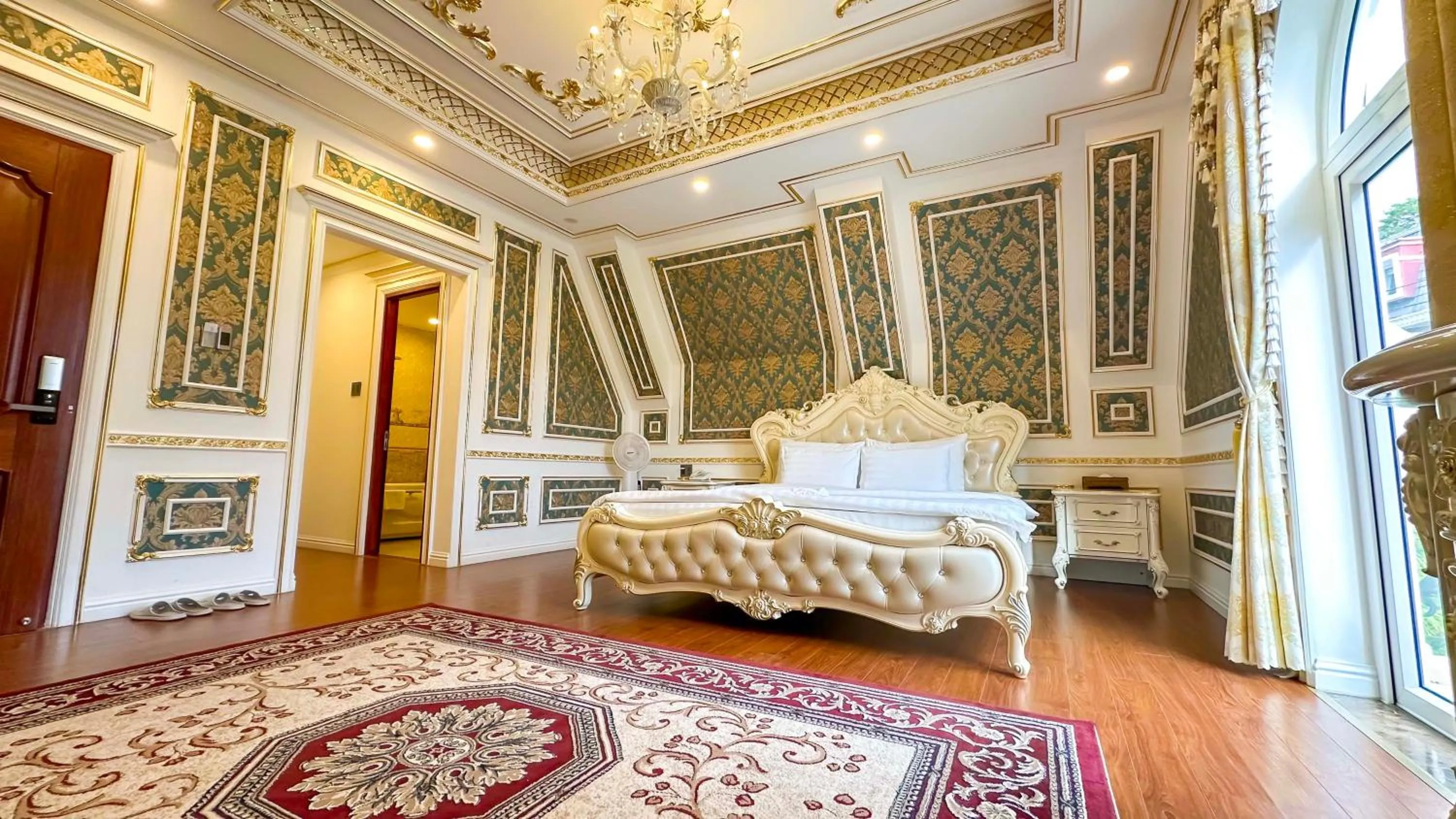 Bed in Da Tuong Luxury Villa Hotel