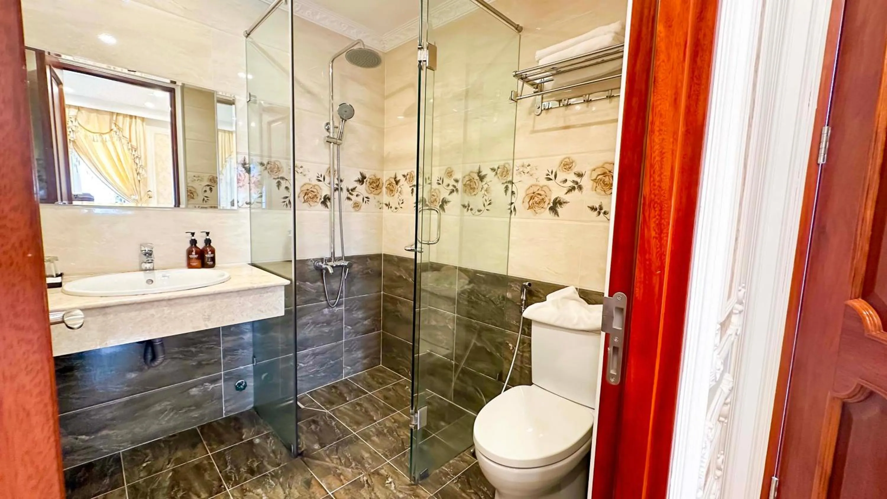 Shower in Da Tuong Luxury Villa Hotel