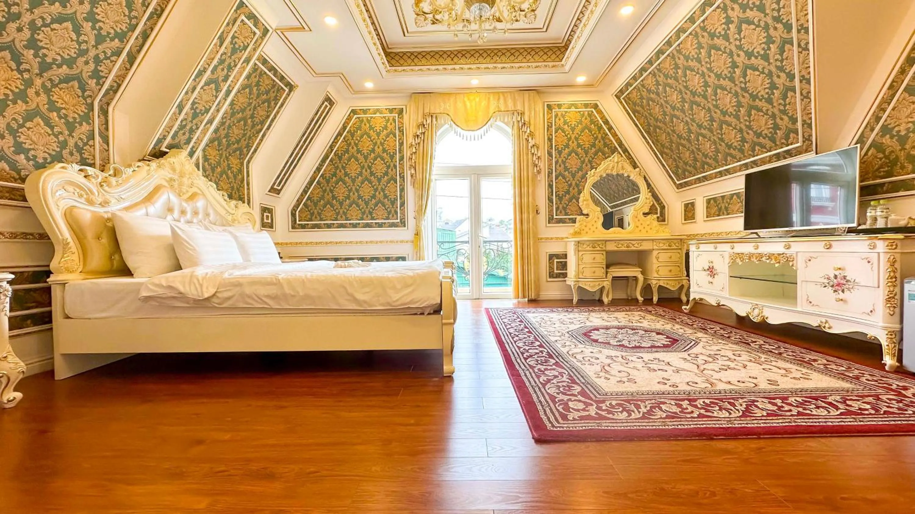 Bed in Da Tuong Luxury Villa Hotel