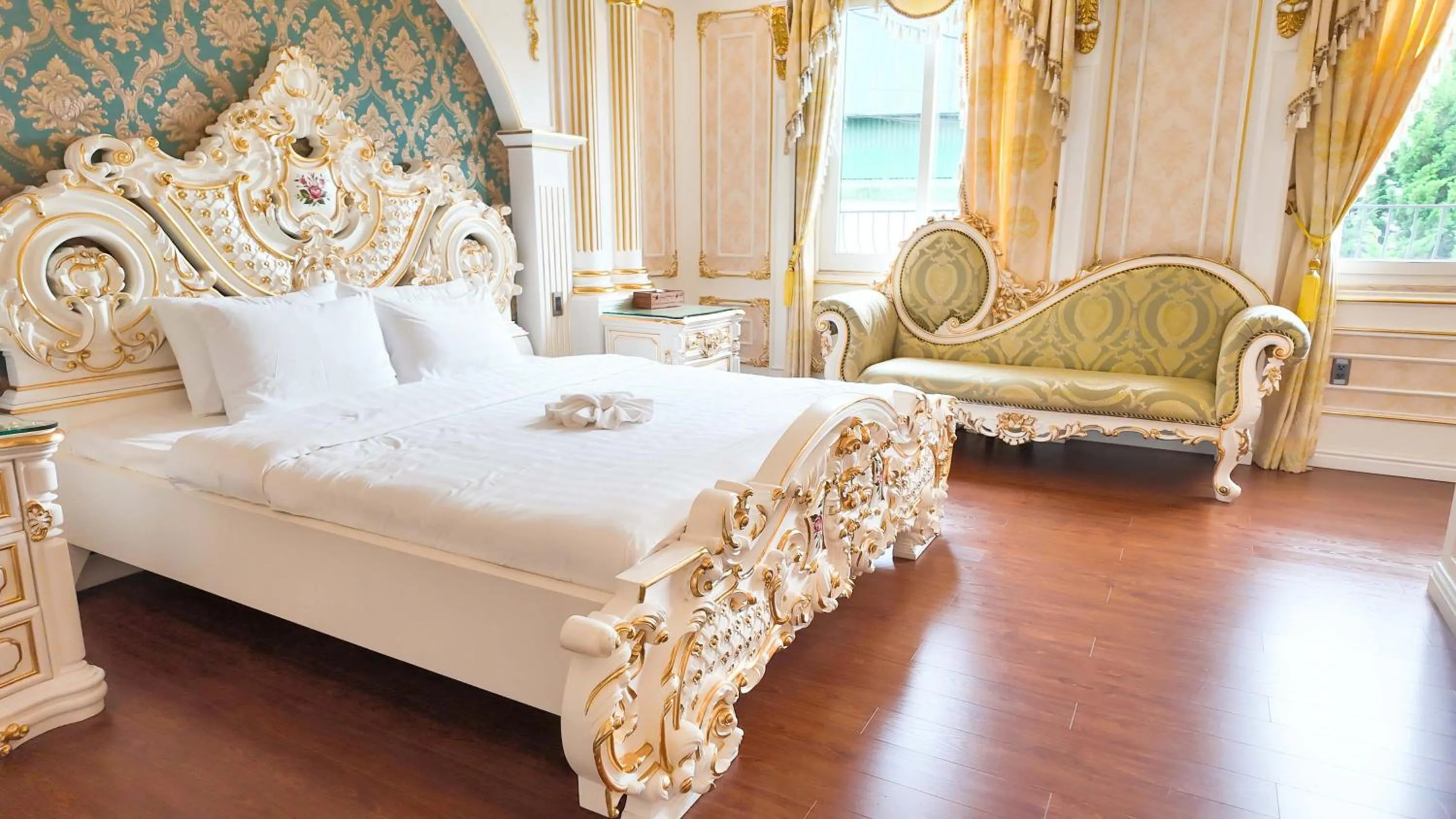 Bed in Da Tuong Luxury Villa Hotel