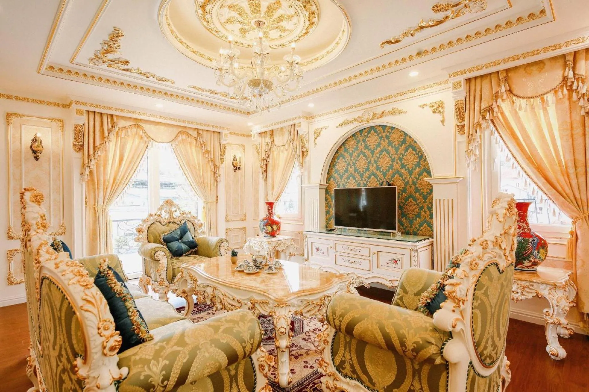 TV and multimedia in Da Tuong Luxury Villa Hotel