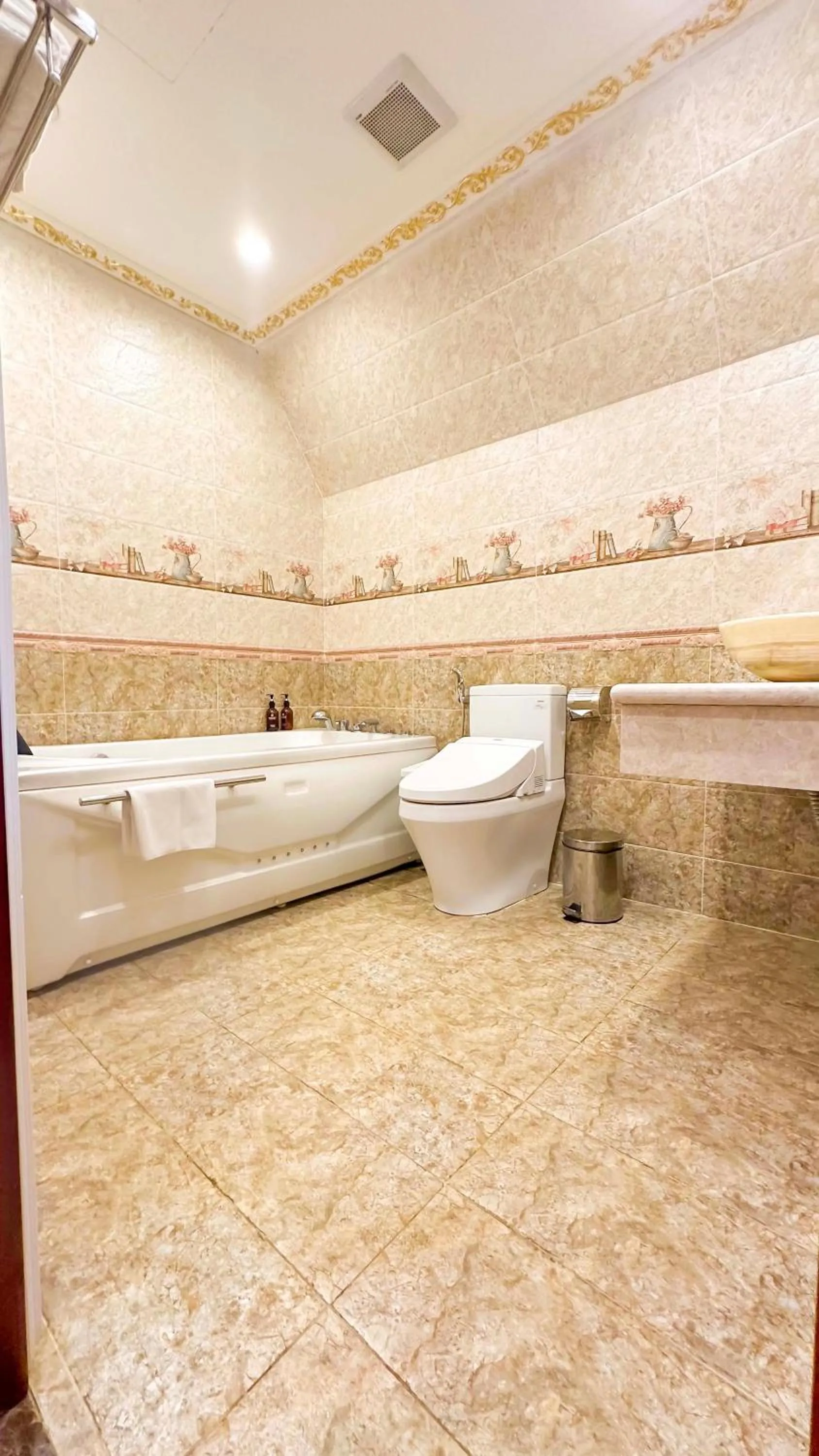 Shower in Da Tuong Luxury Villa Hotel