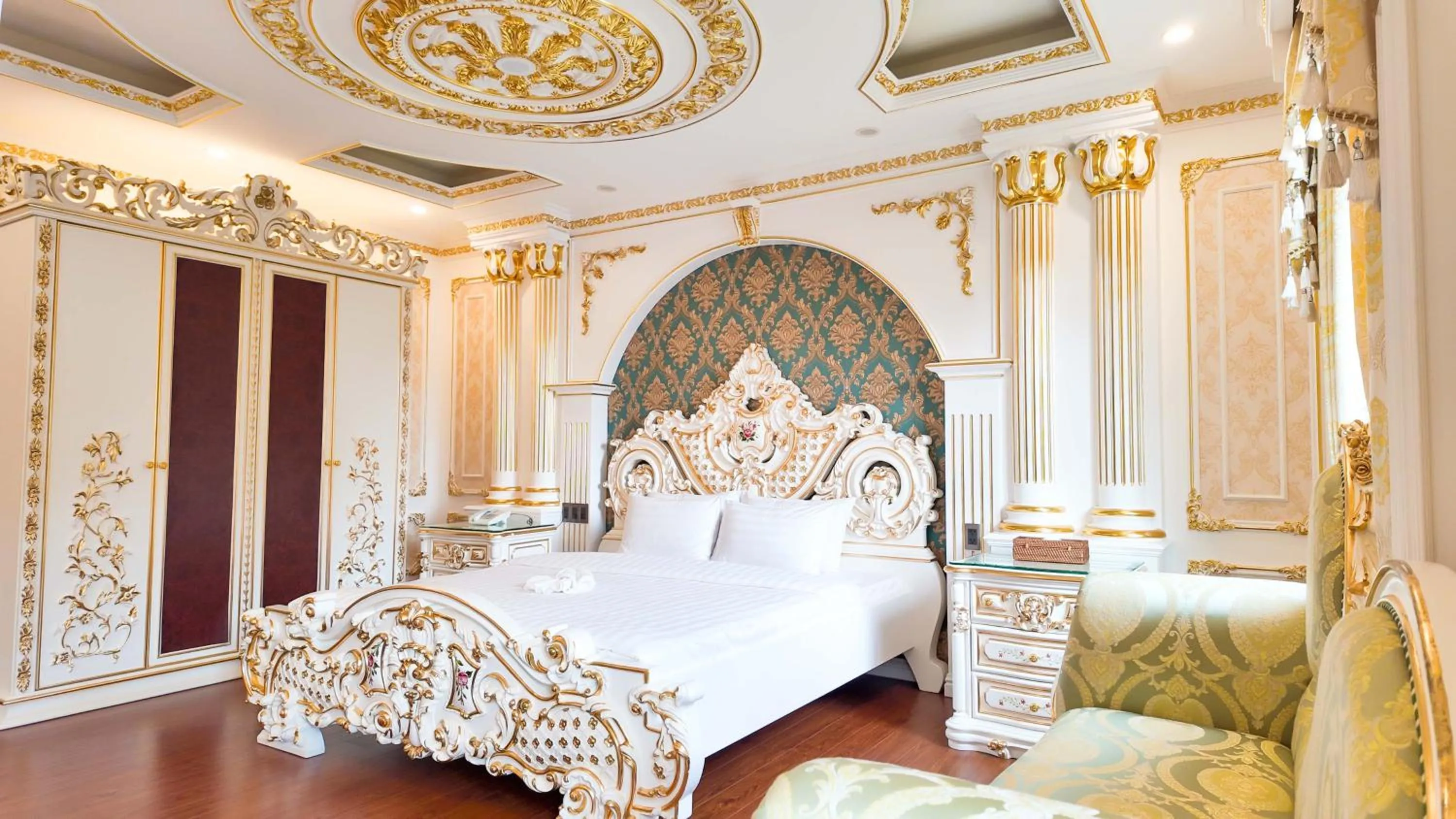 Bed in Da Tuong Luxury Villa Hotel