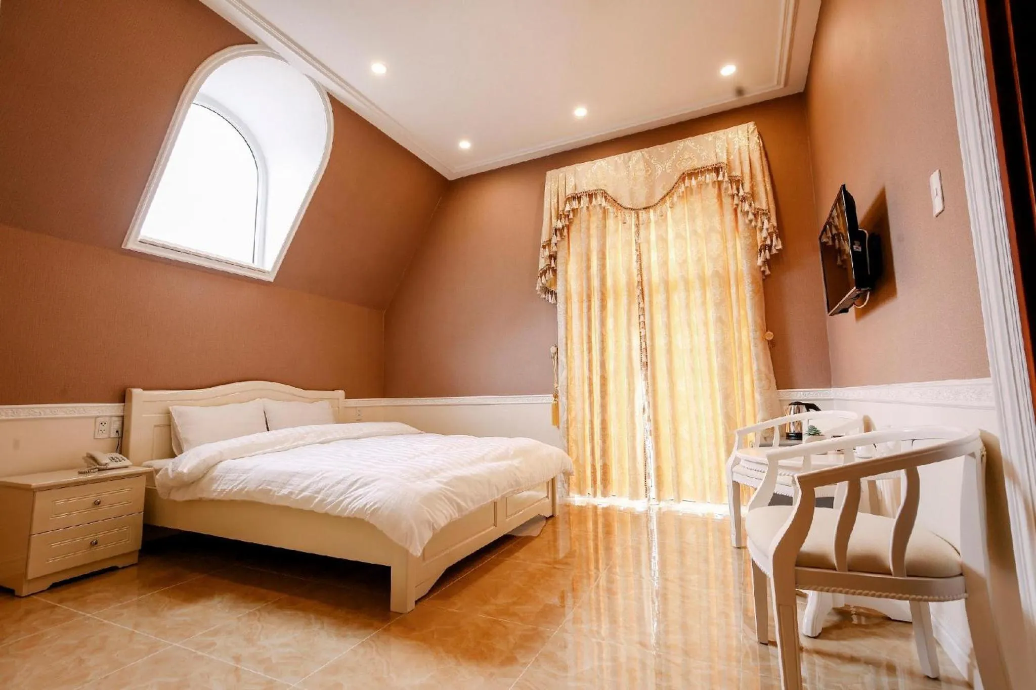 Bed in Da Tuong Luxury Villa Hotel