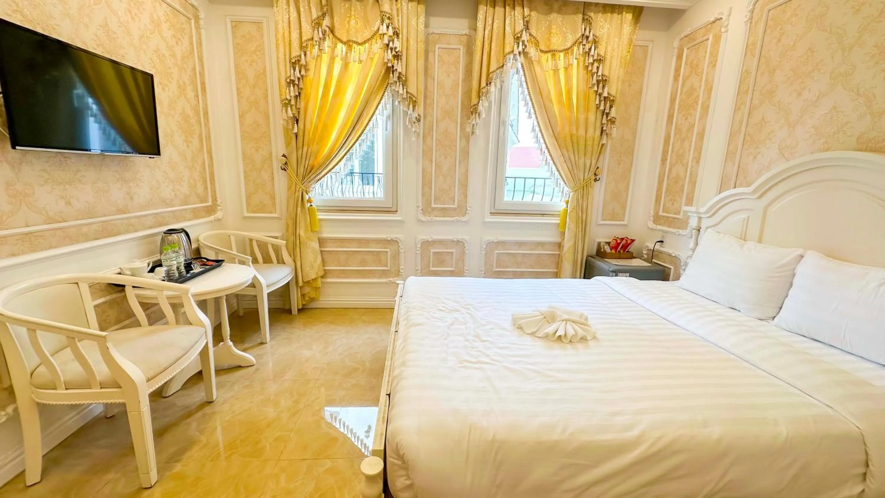 Bed in Da Tuong Luxury Villa Hotel