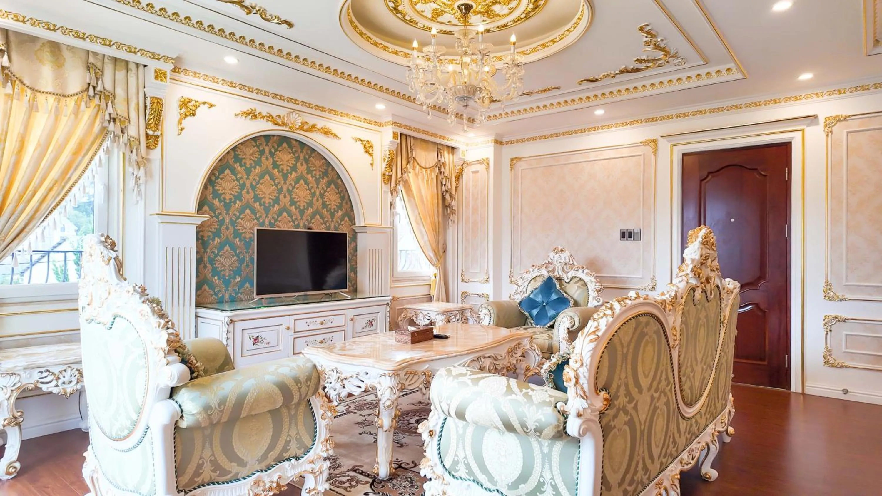 TV and multimedia in Da Tuong Luxury Villa Hotel