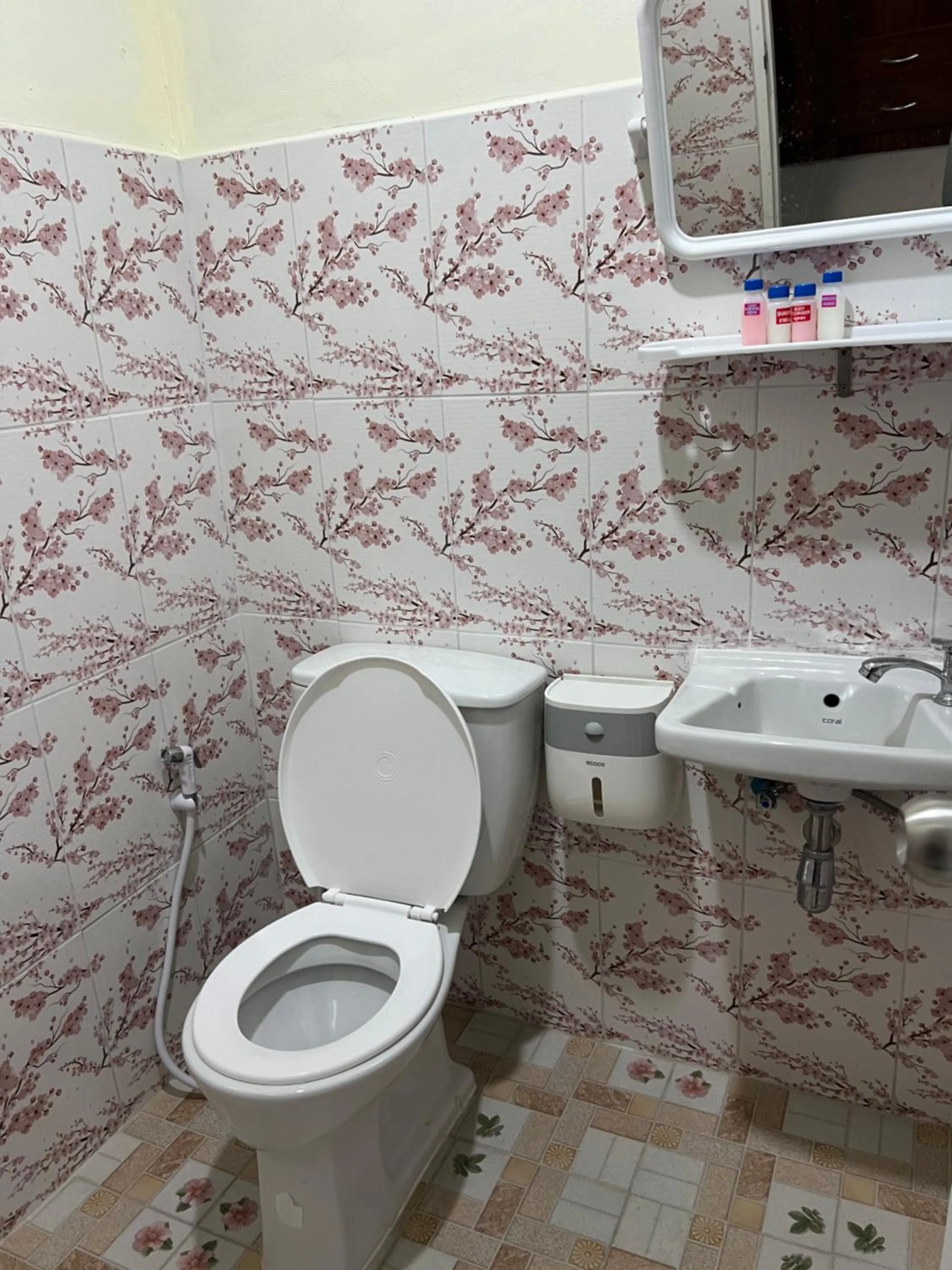 Toilet in Nopphadon Hotel