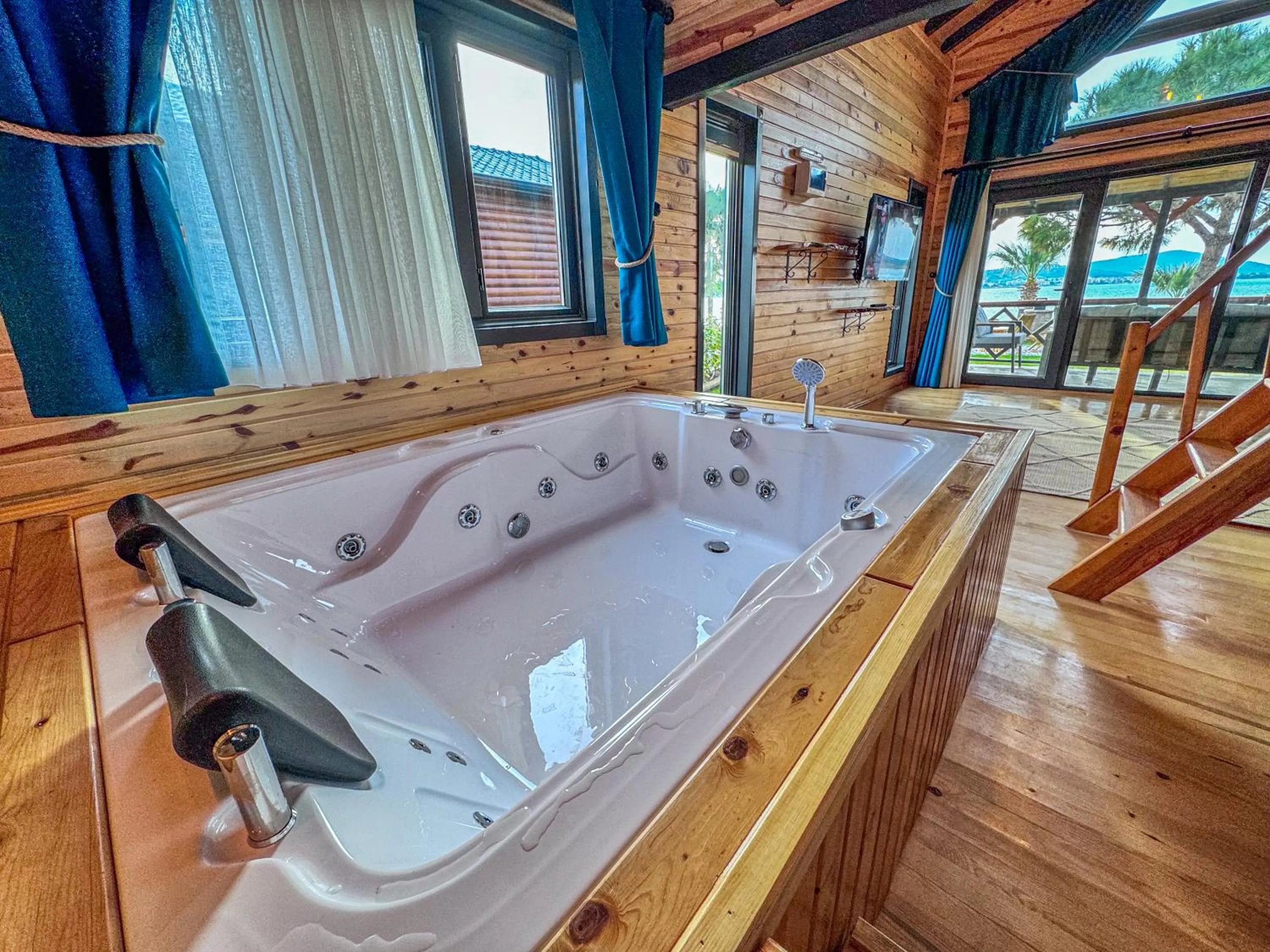 Hot Tub in Tringo Bungalov