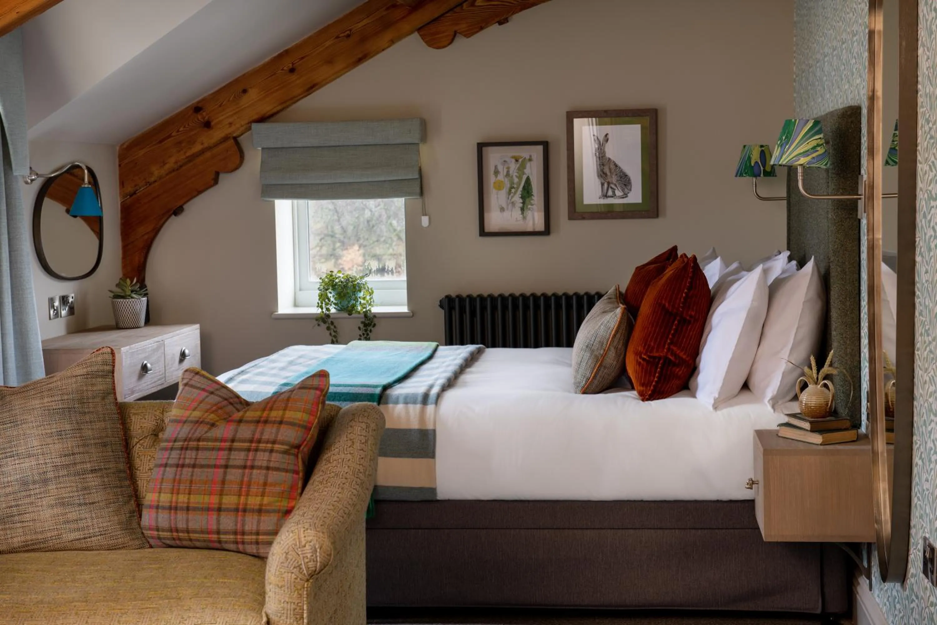 Bedroom, Bed in The Red Lion & Manor House