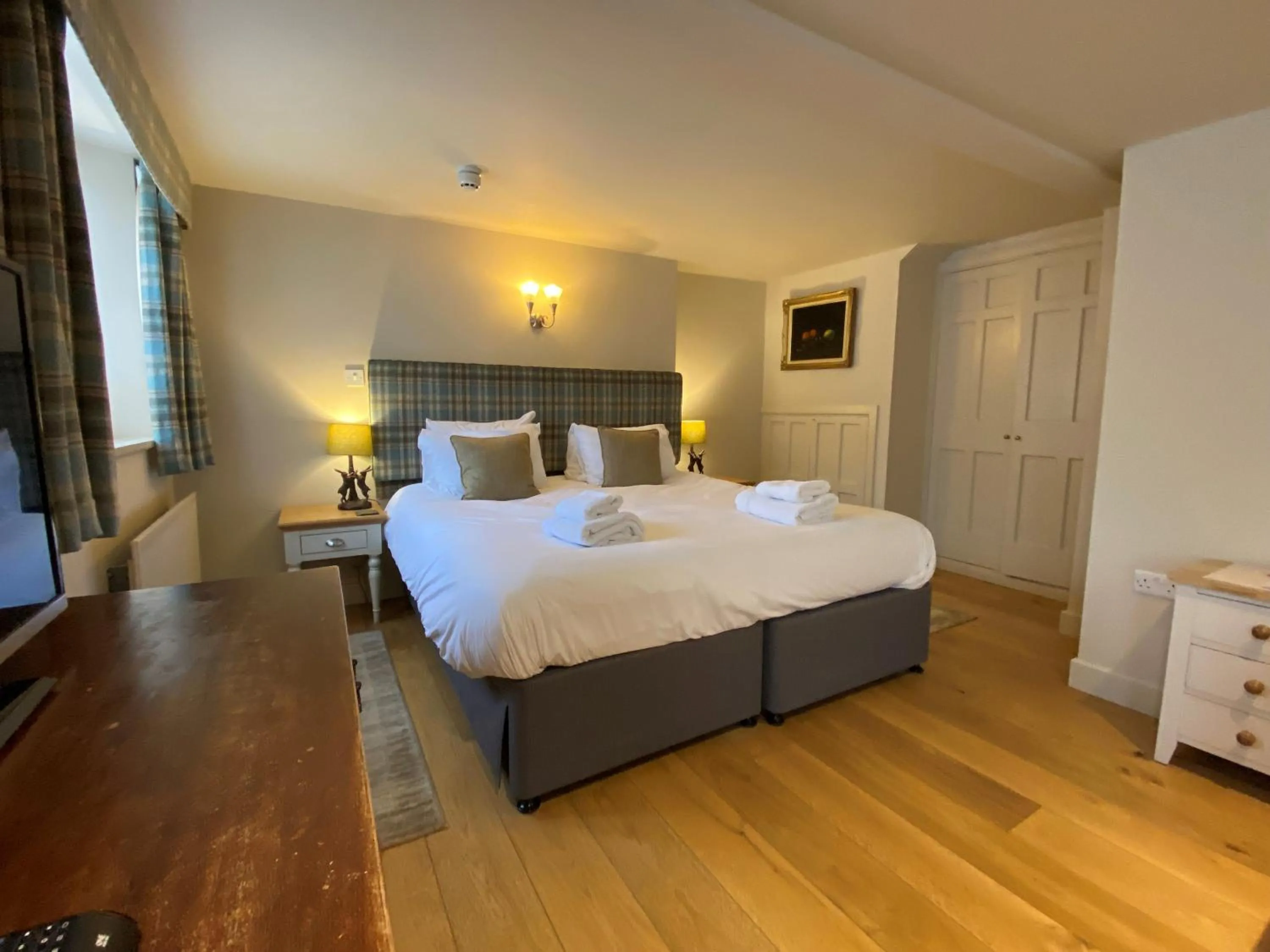 Bed in The Red Lion & Manor House