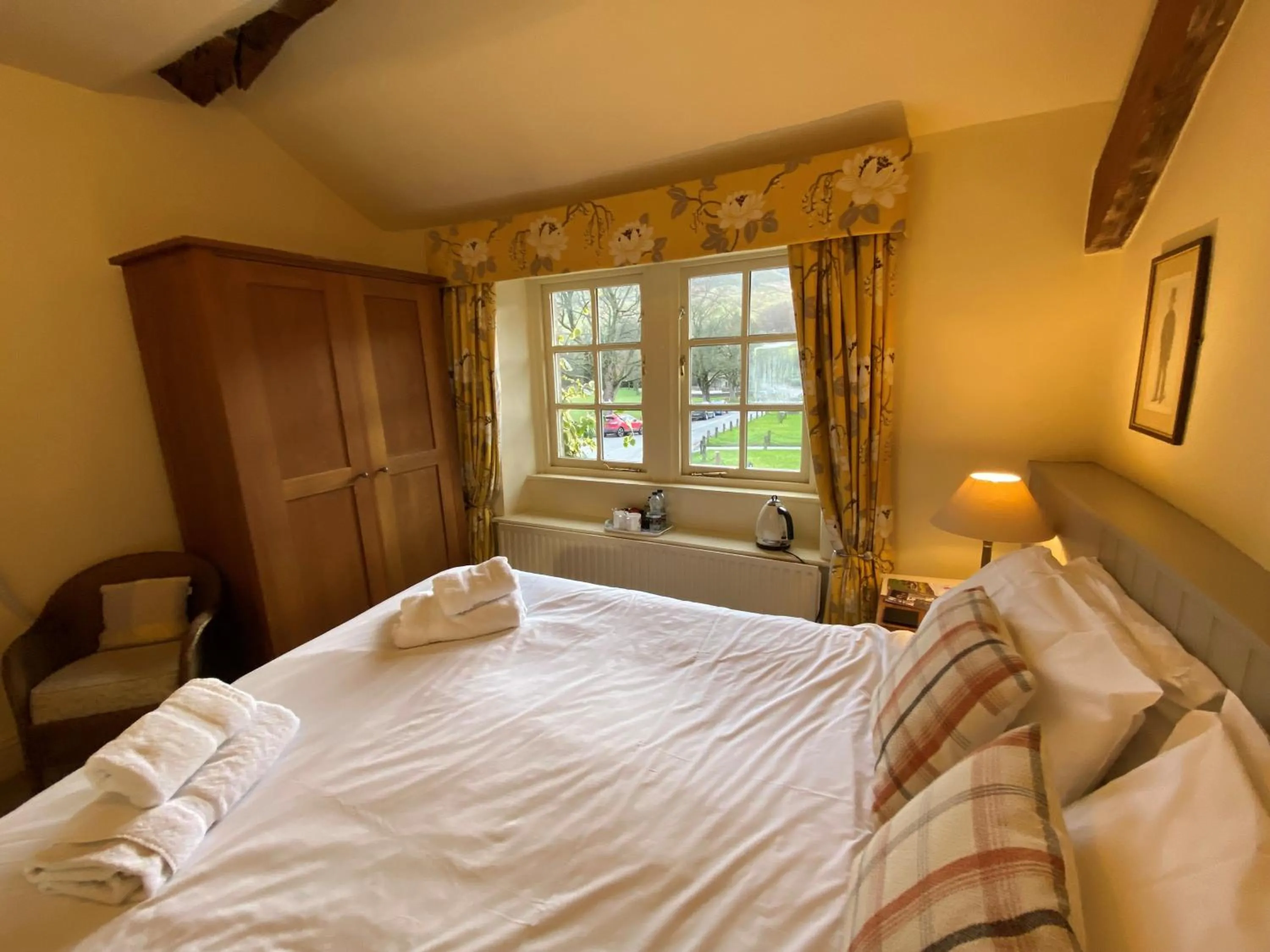 Bed in The Red Lion & Manor House