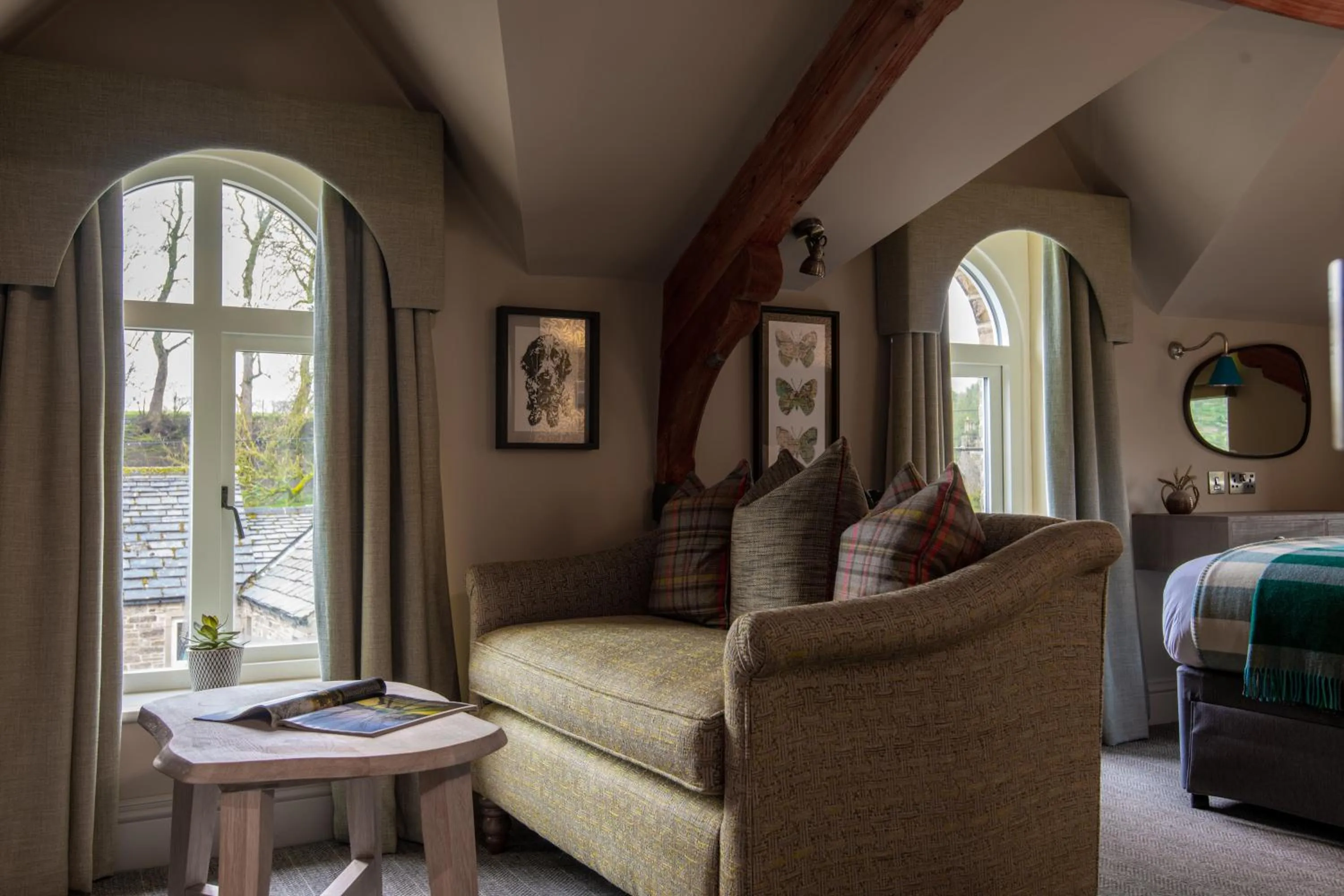 Living room, Bed in The Red Lion & Manor House
