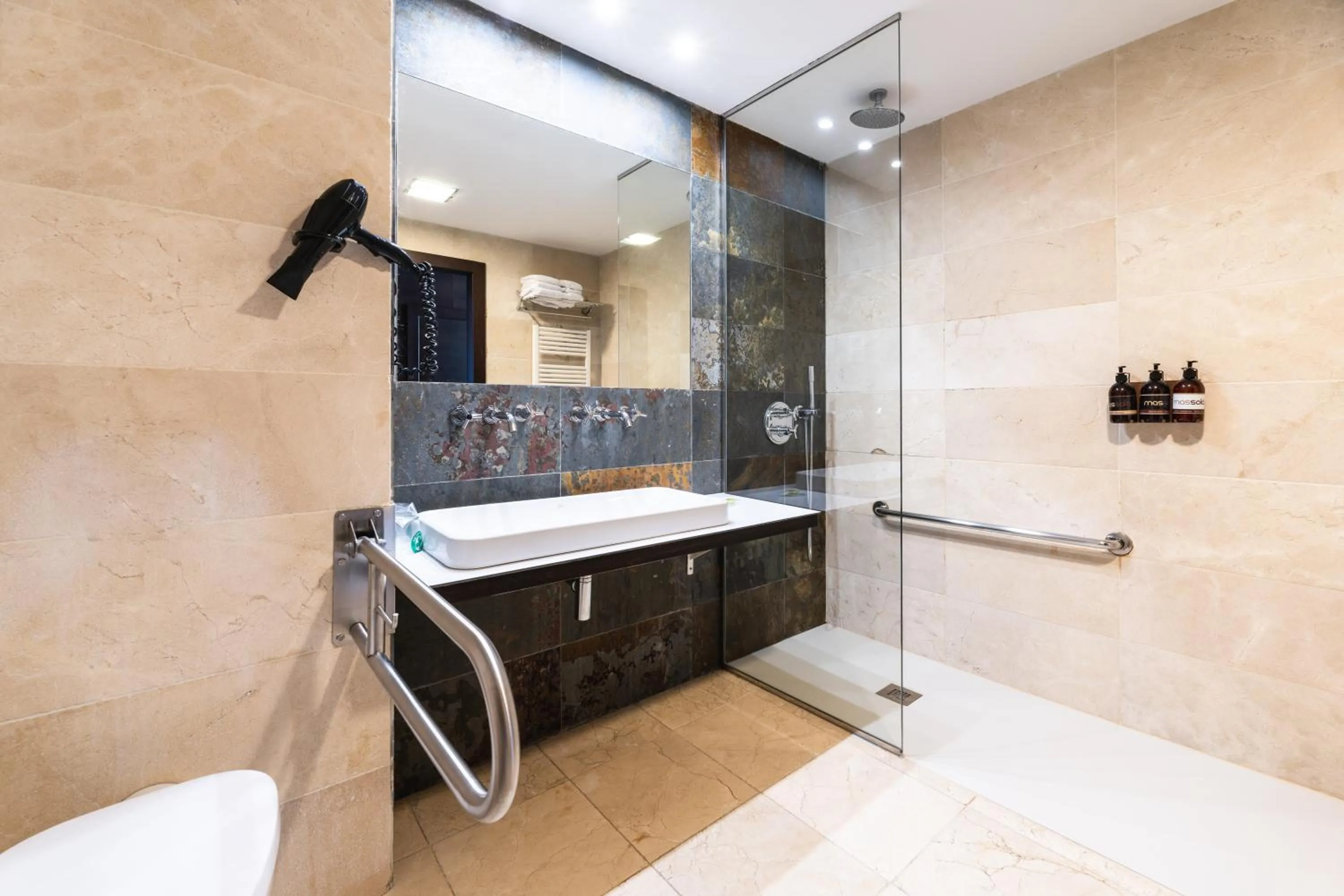 Shower in Hotel Mas Solà