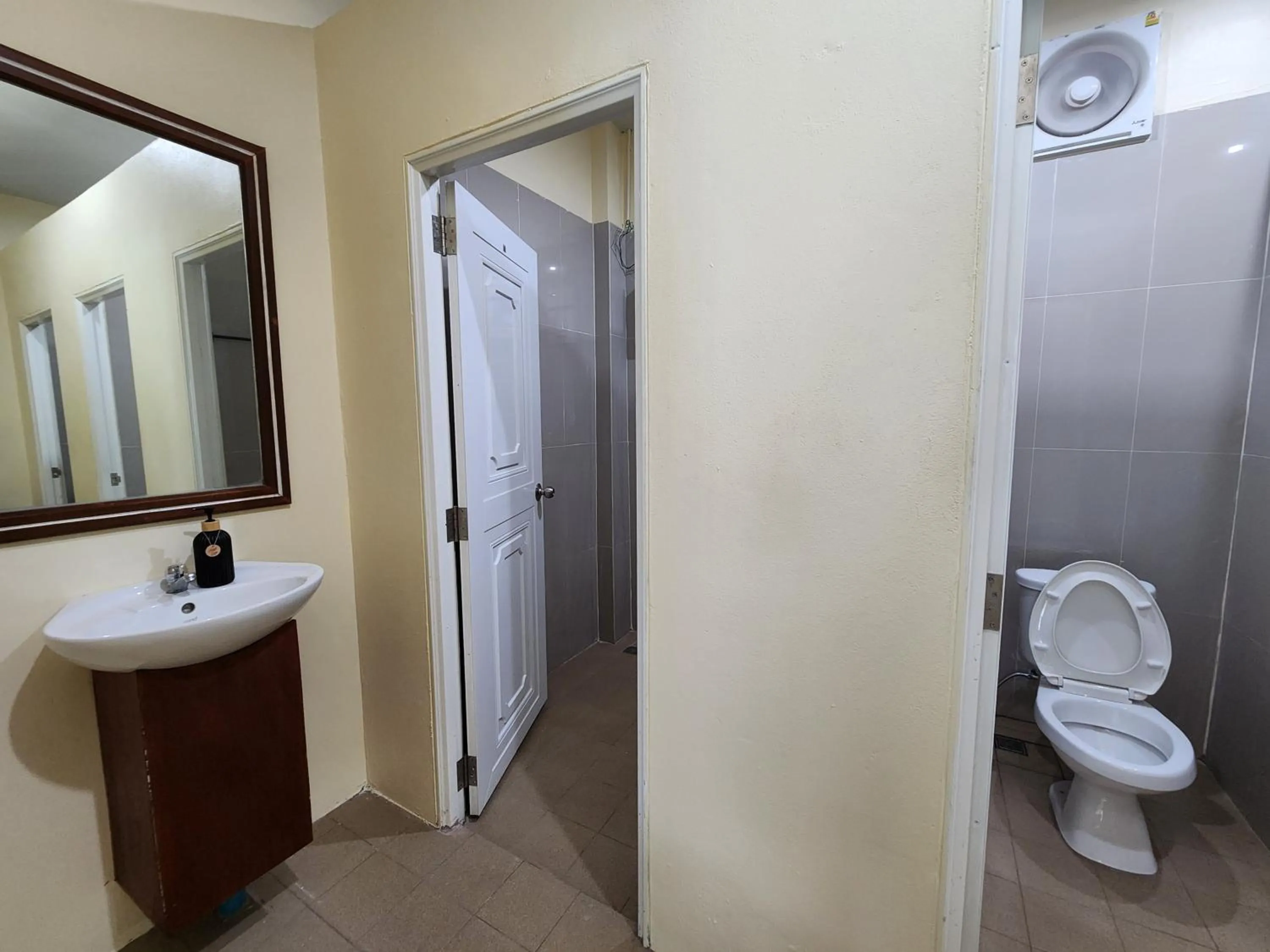 Shower in SKYPEARL Guesthouse & Café