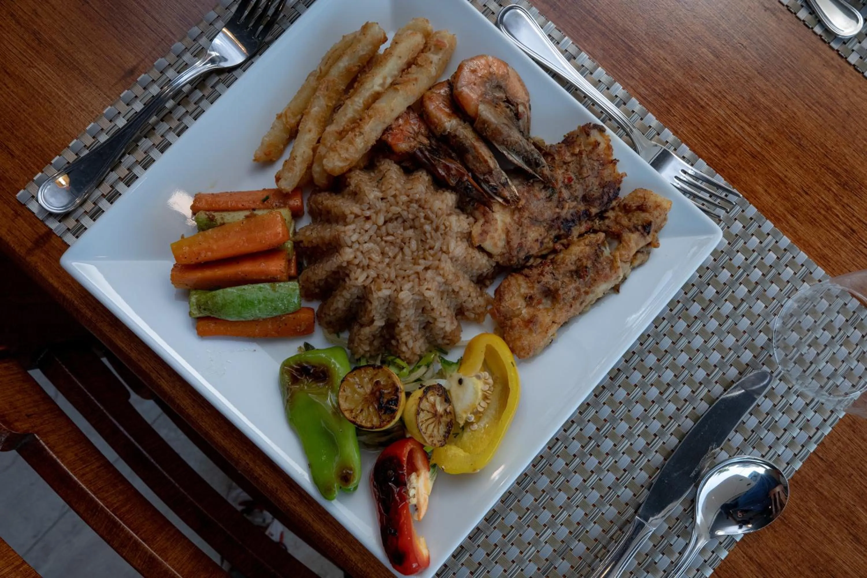 Restaurant/places to eat in The Muse Pyramids INN