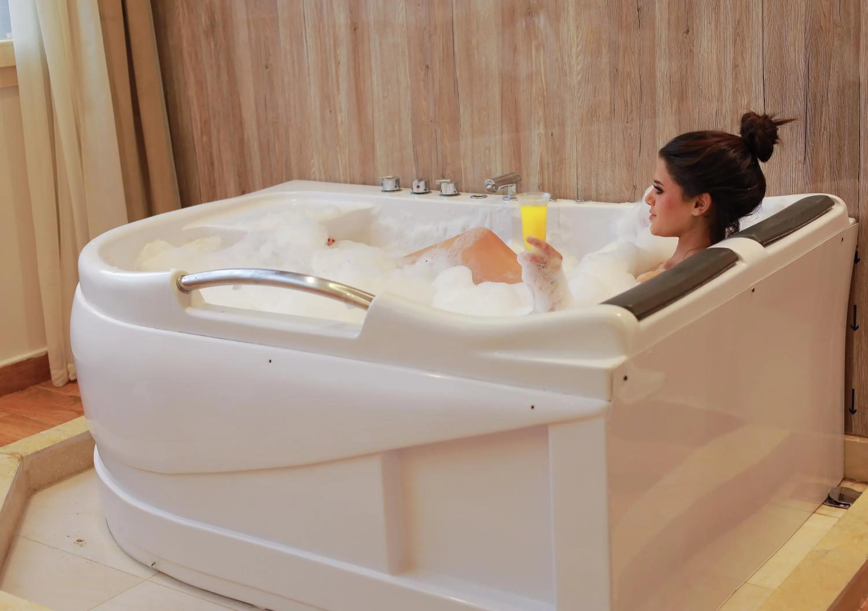 Hot Tub in The Muse Pyramids INN