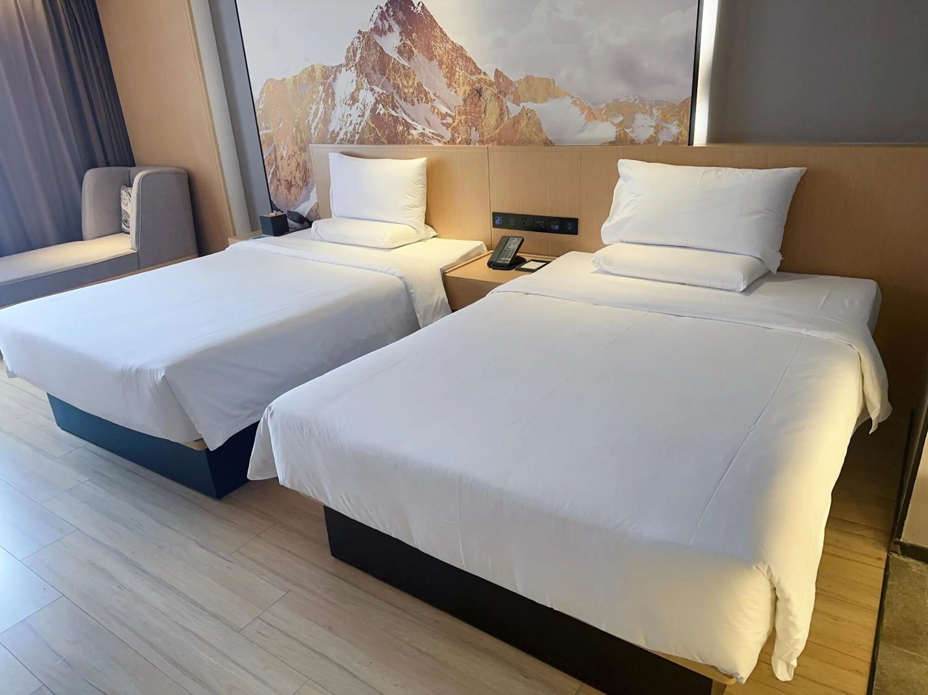 Bedroom, Bed in Tuke China Hotel Shanghai Hongqiao Airport