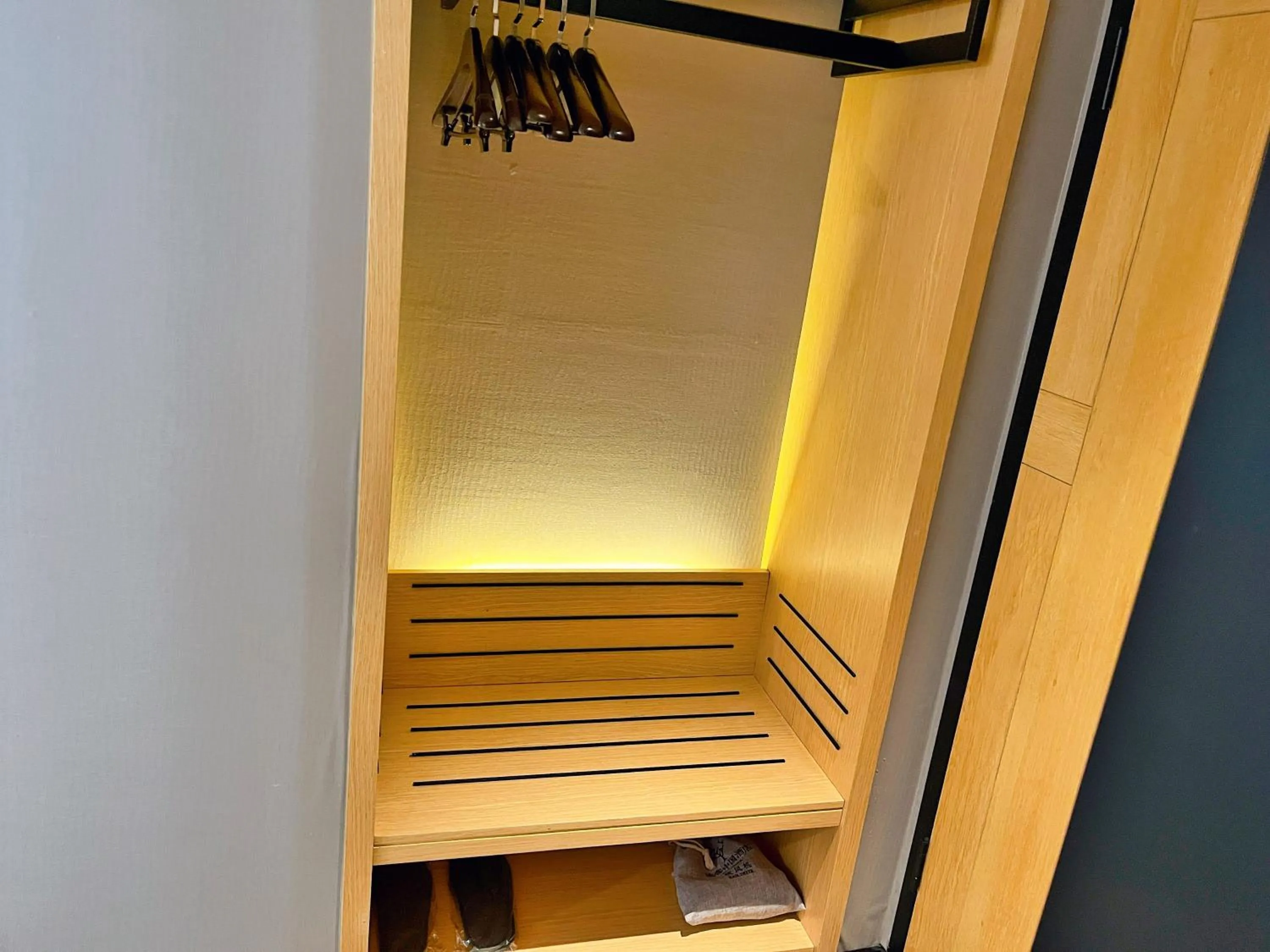 wardrobe in Tuke China Hotel Shanghai Hongqiao Airport