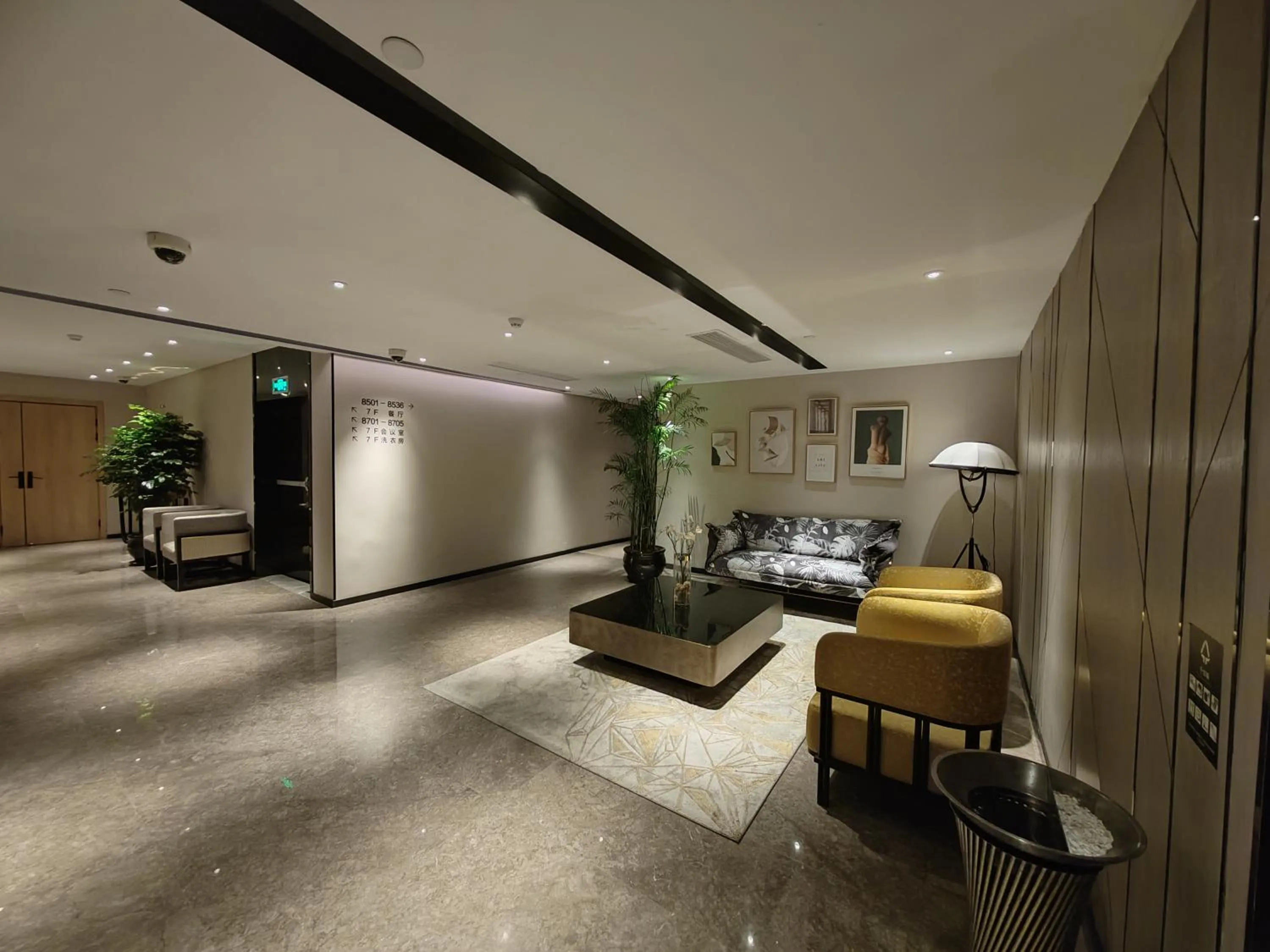 Communal lounge/ TV room in Tuke China Hotel Shanghai Hongqiao Airport