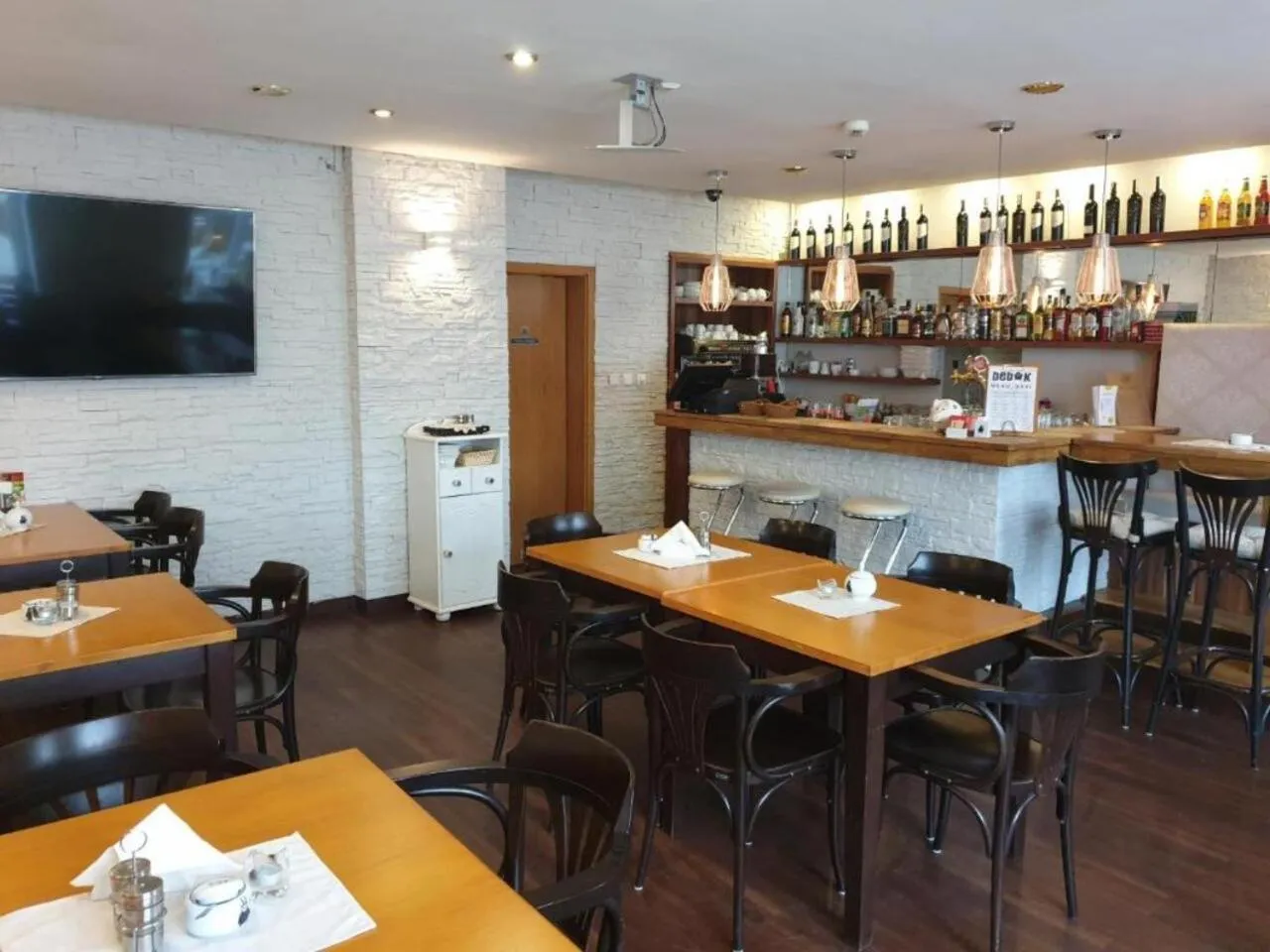 Restaurant/places to eat in Villa Merry