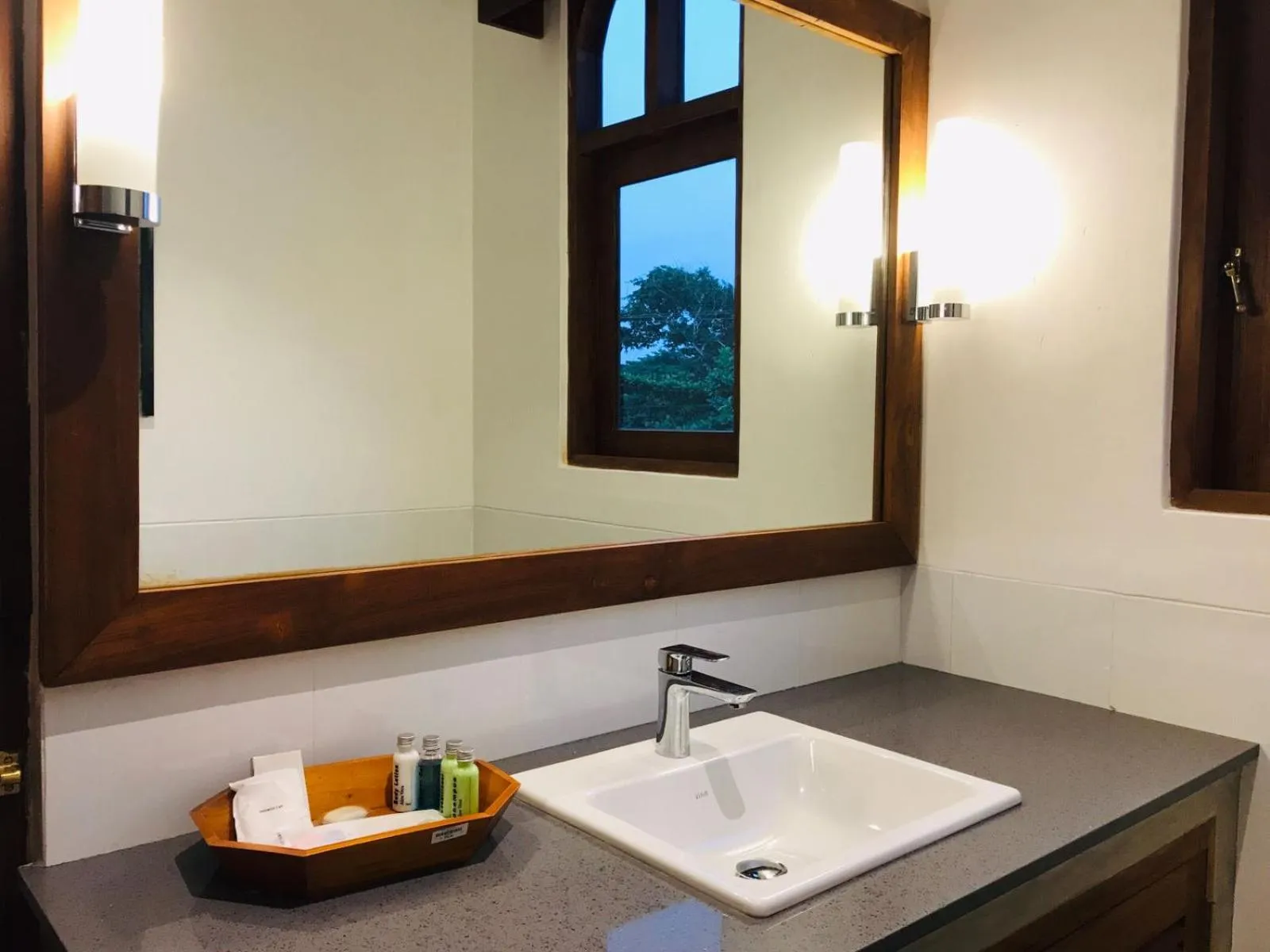 Bathroom in The Tea Library Hikkaduwa