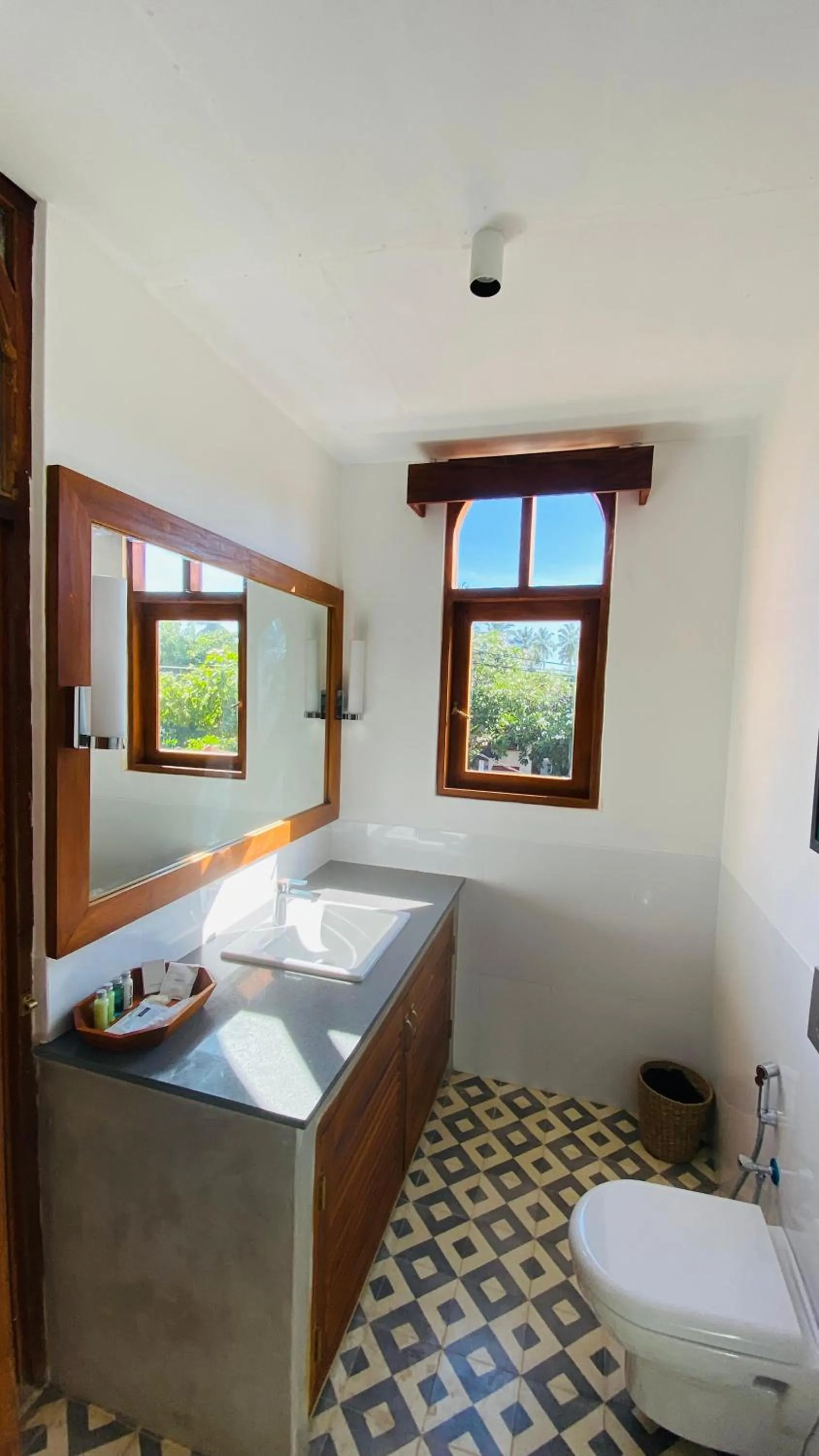 Toilet in The Tea Library Hikkaduwa