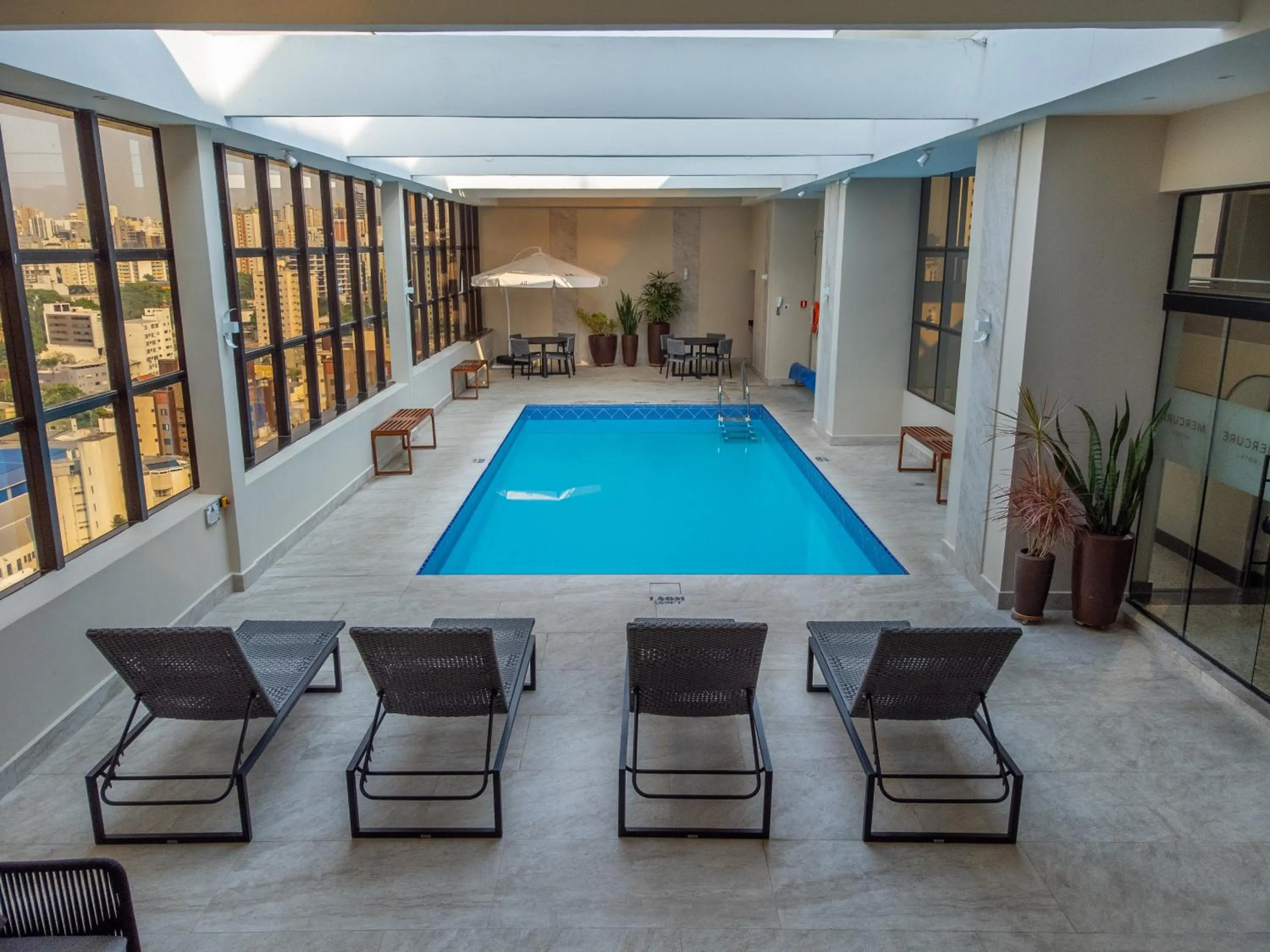 Swimming pool in Mercure Curitiba Golden